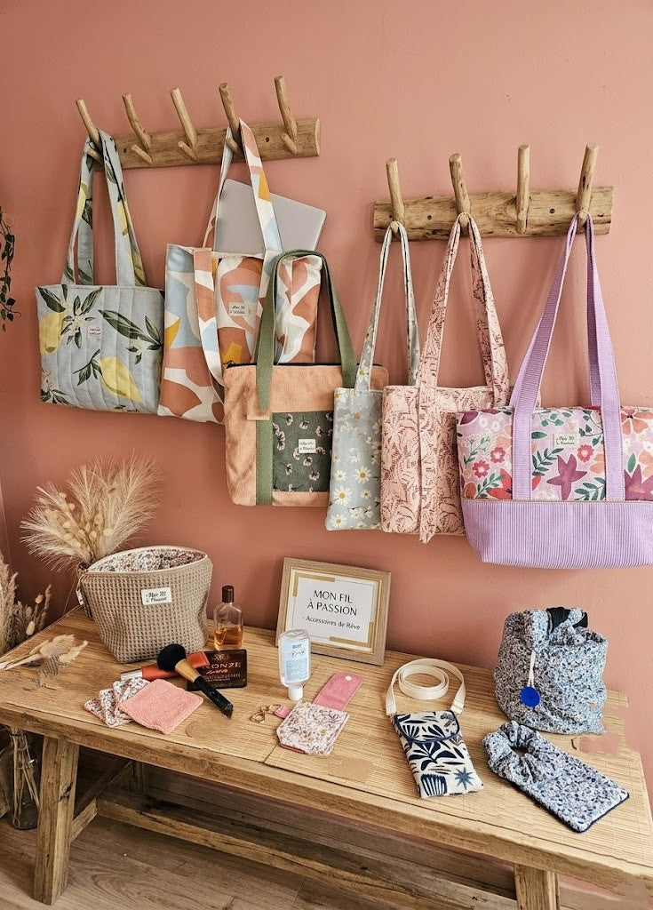 Ensembles d'accessoires cousus main par Mon Fil à Passion cabas, tote bags, serviette à cheveux, pochettes et accessoires en éponge de bambou dans un cadre cocooning, bien être chaleureux au couleur bois et terracota.