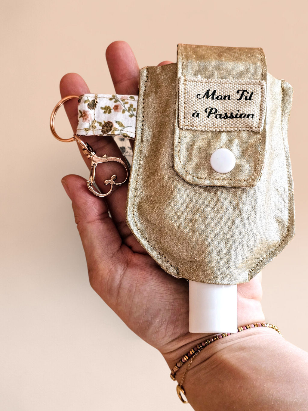 Étui flacon gel hydroalcoolique avec mousqueton – pratique, lavable & fait main - Mon Fil à Passion
