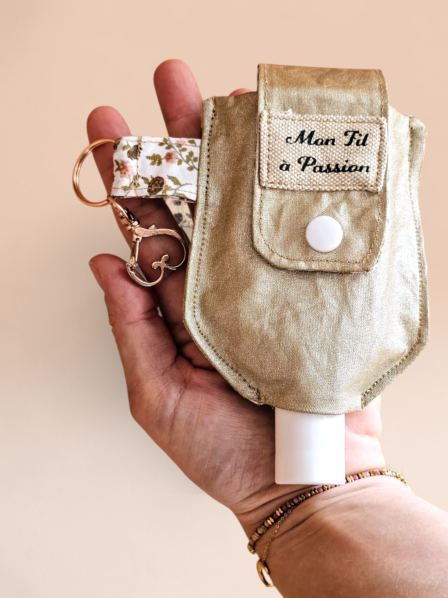Étui flacon gel hydroalcoolique avec mousqueton – pratique, lavable & fait main - Mon Fil à Passion