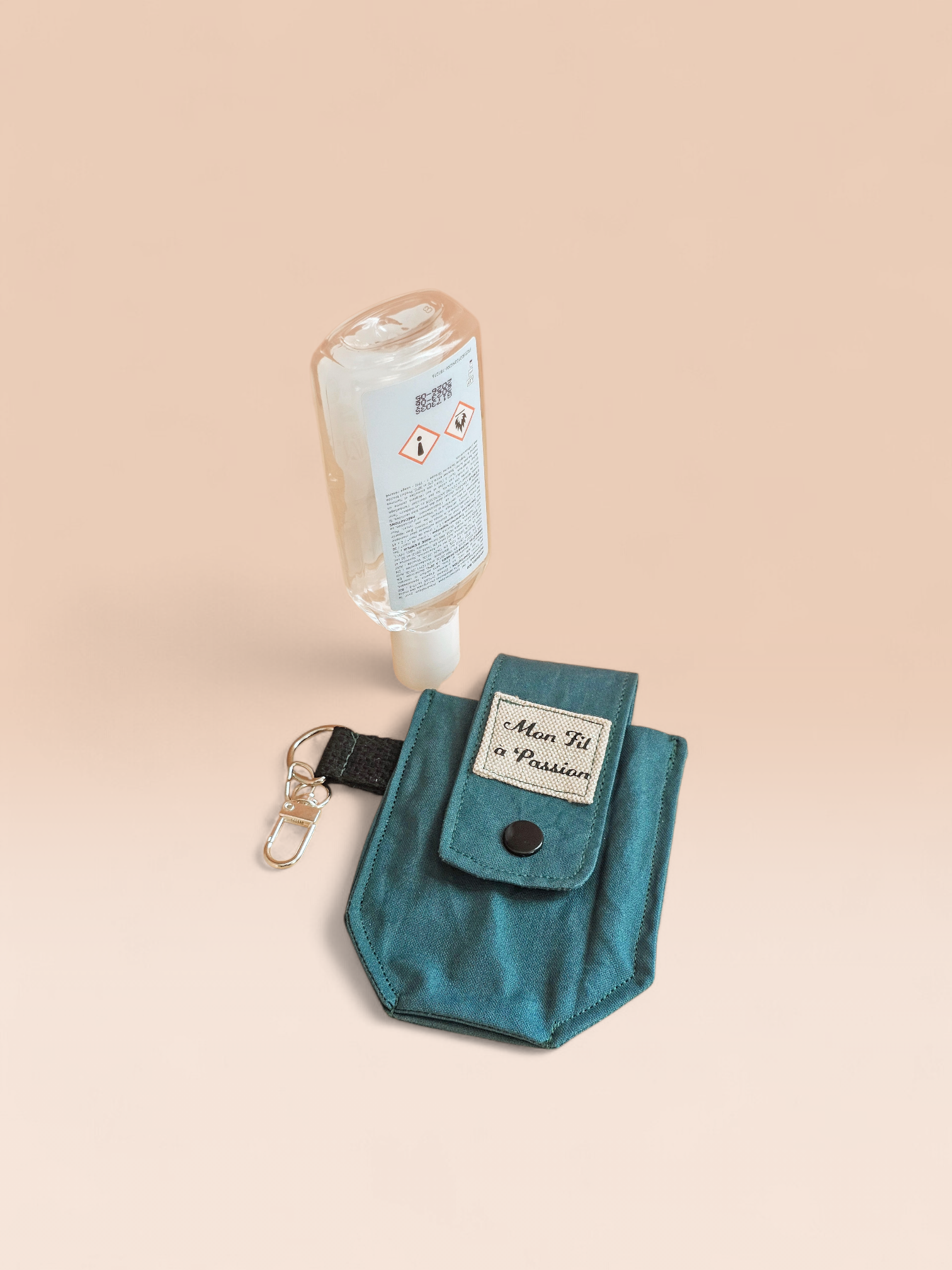 Étui flacon gel hydroalcoolique avec mousqueton – pratique, lavable & fait main - Mon Fil à Passion