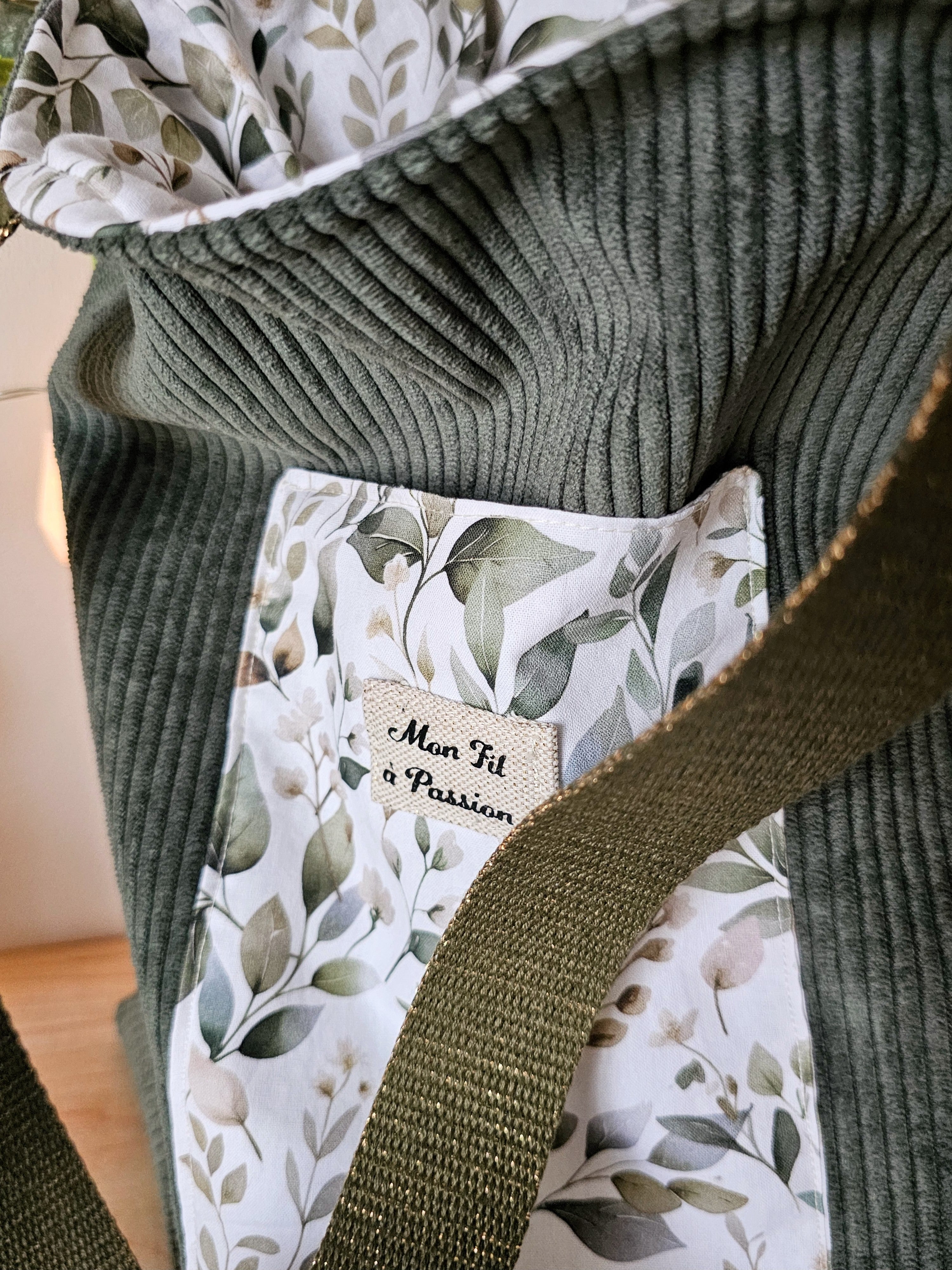 grand Tote bag Mon fil à passion en velours kaki et coton aux motifs feuilles, grandes anses en coton kaki et doré, cabas souple et léger