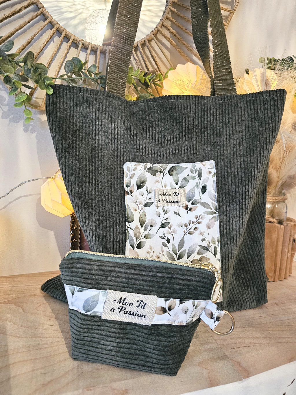 Ensemble assorti Mon fil à passion : grand tote bag en velours côtelé kaki et sa pochette / porte monnaie zippée avec anneau pour clés, motif feuillage