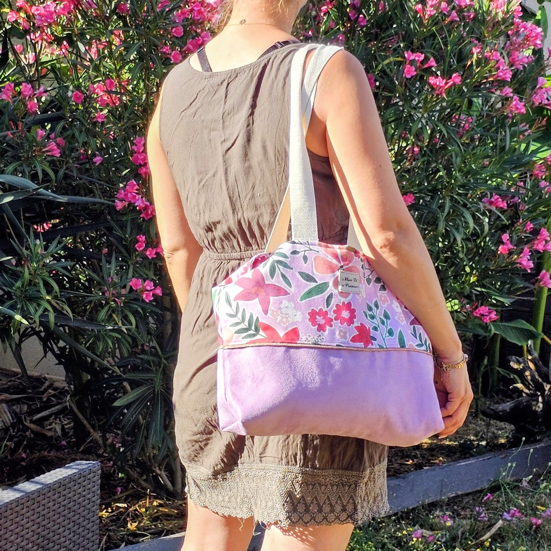 Sac cabas fait main lilas en suédine et tissu fleuri, modèle Le botanique 