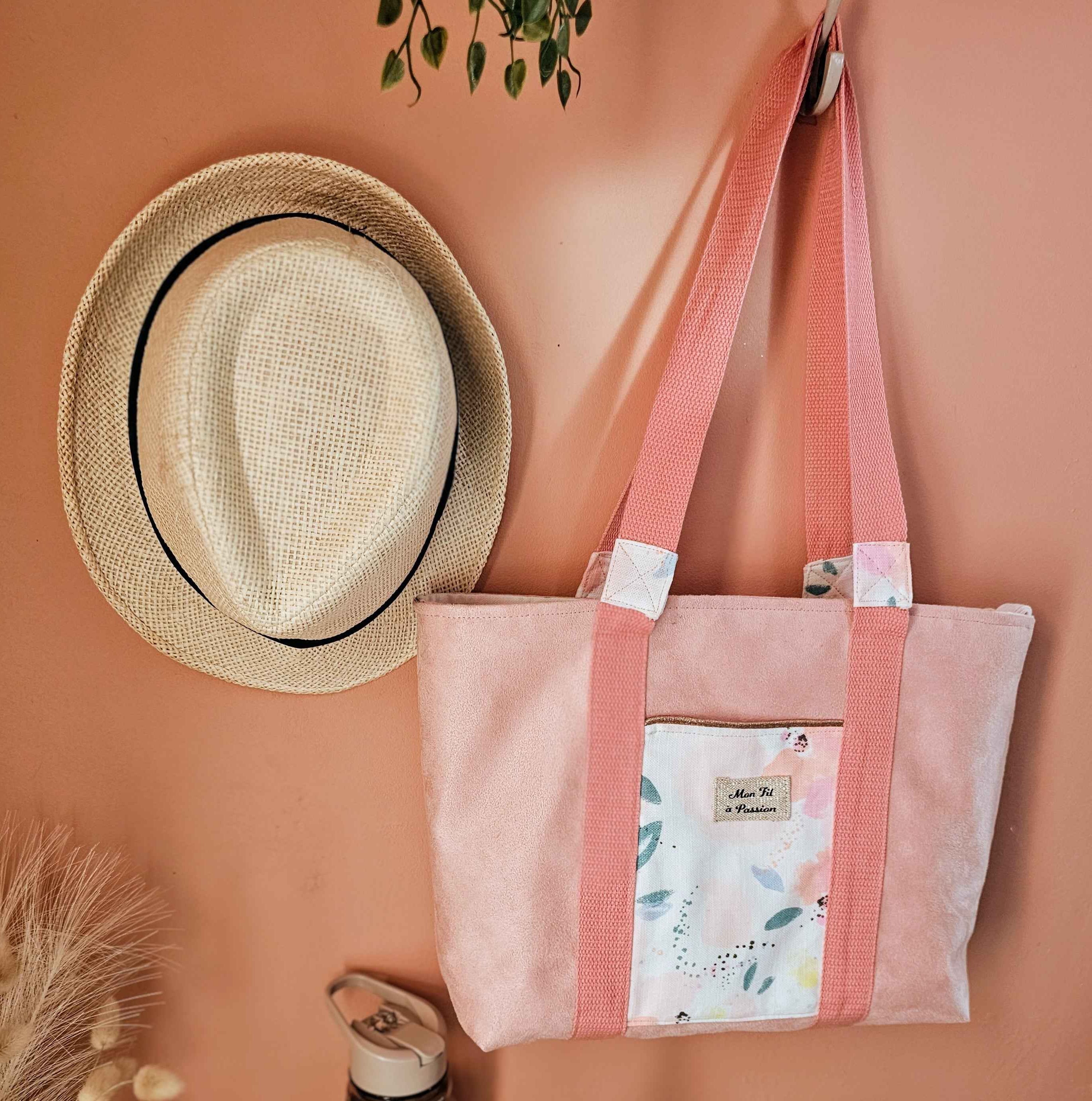 Sac cabas fait main rose en suédine et tissu fleuri pastel, modèle Le Floral