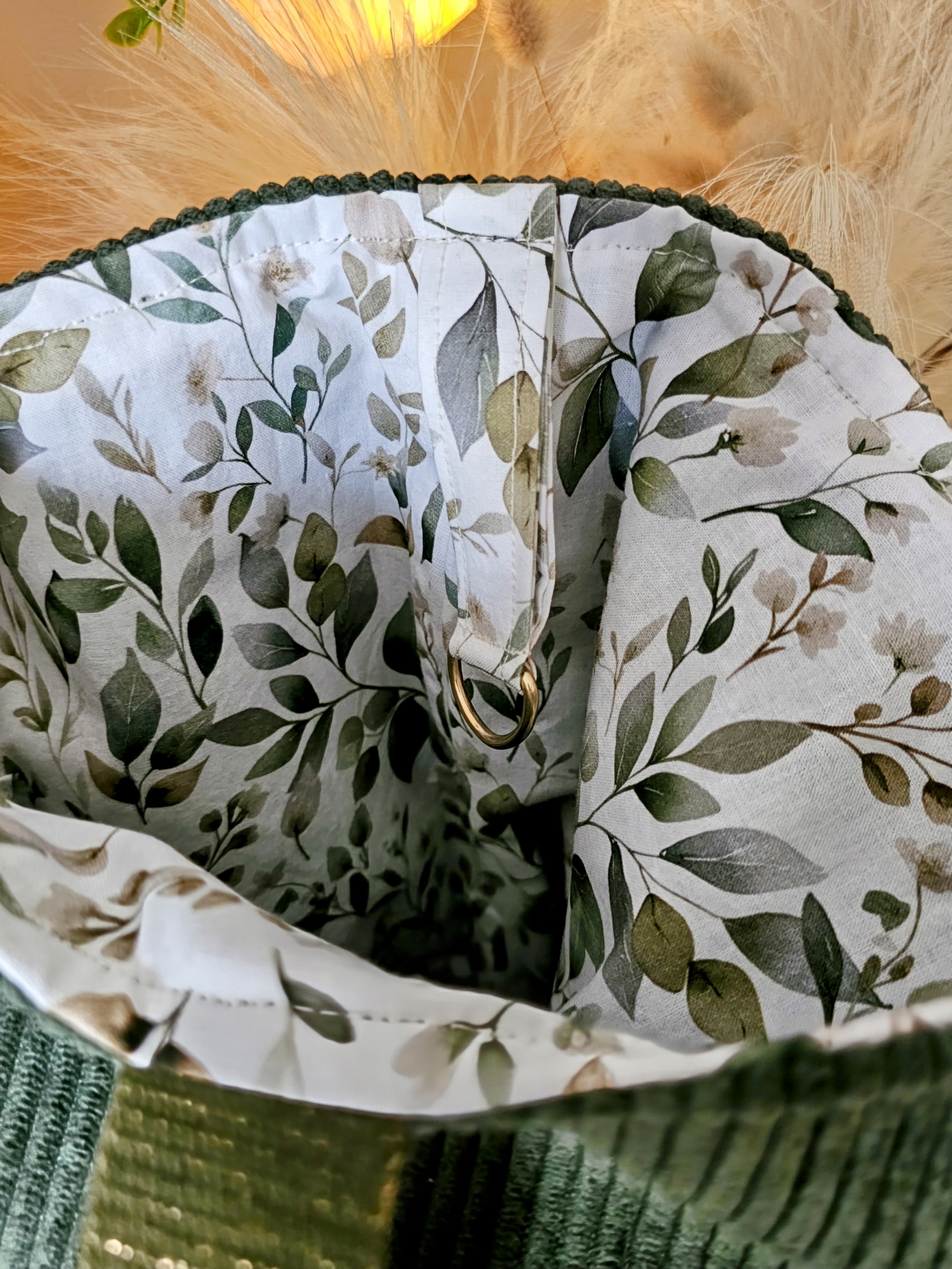 Tote bag fait main en velours kaki et coton aux motifs feuilles. Anneau avec une anse cousu à l'intérieur du tote bag pour y accrocher les clés ou le porte monnaie / petite pochette. Astuce pratique pour ne plus chercher ses clefs ou sa pochette