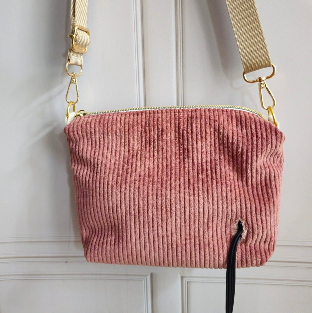 Zoom sur l'arrière du sac bandoulière pour porter son TENS avec L'encoche pour passer les câbles e l'appareil 