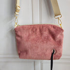 Zoom sur l'arrière du sac bandoulière pour porter son TENS avec L'encoche pour passer les câbles e l'appareil 