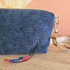Zoom sur L'encoche arrière pour passage des câbles du TENS. Sac bandoulière pour TENS velours côtelé bleu denim et coton fleuris. Réalisée par Mon fil à passion.