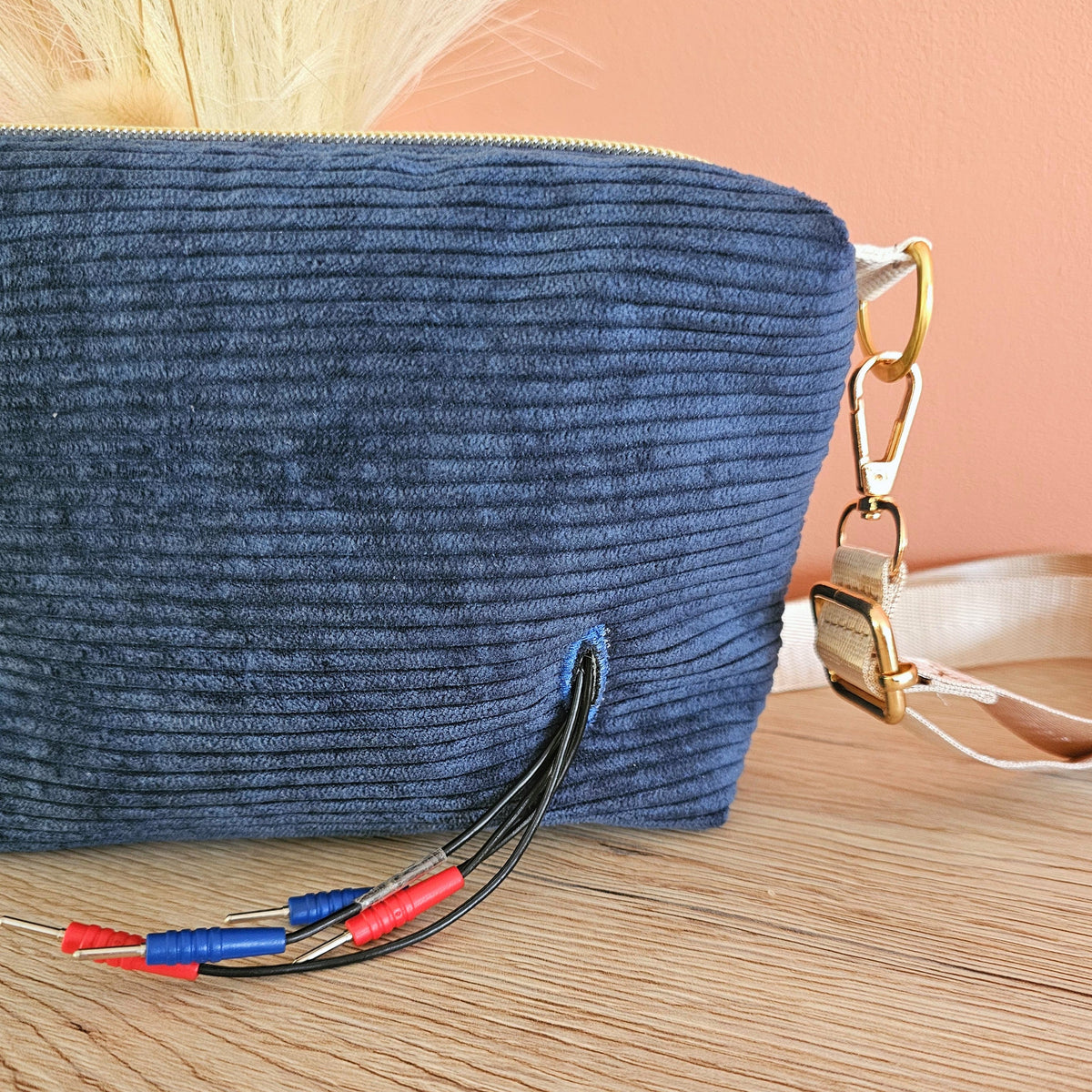 Zoom sur L'encoche arrière pour passage des câbles du TENS. Sac bandoulière pour TENS velours côtelé bleu denim et coton fleuris. Réalisée par Mon fil à passion.