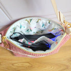 Zoom sur l'intérieur du sac bandoulière pour porter son TENS avec une poche pour y ranger les électrodes et les câbles ou une boîte de médicaments