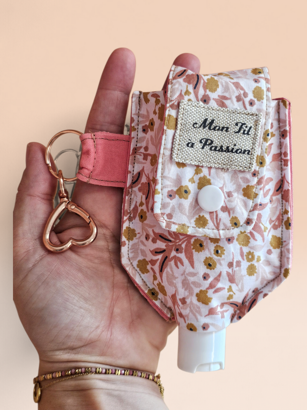 Étui flacon gel hydroalcoolique avec mousqueton – pratique, lavable & fait main - Mon Fil à Passion