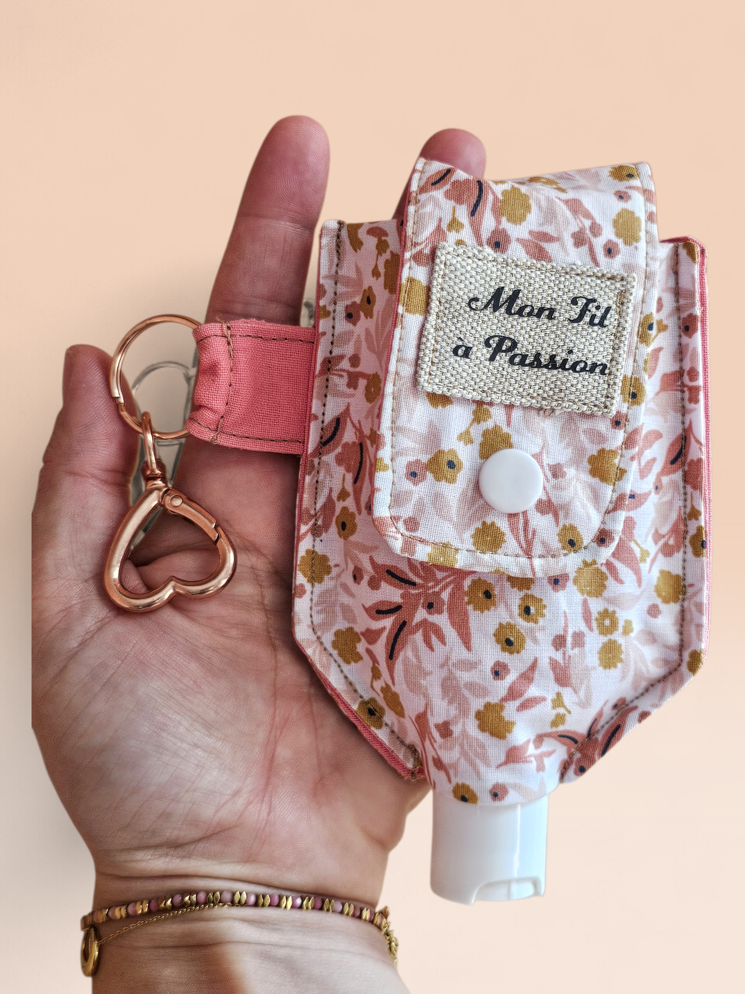 Étui flacon gel hydroalcoolique avec mousqueton – pratique, lavable & fait main - Mon Fil à Passion