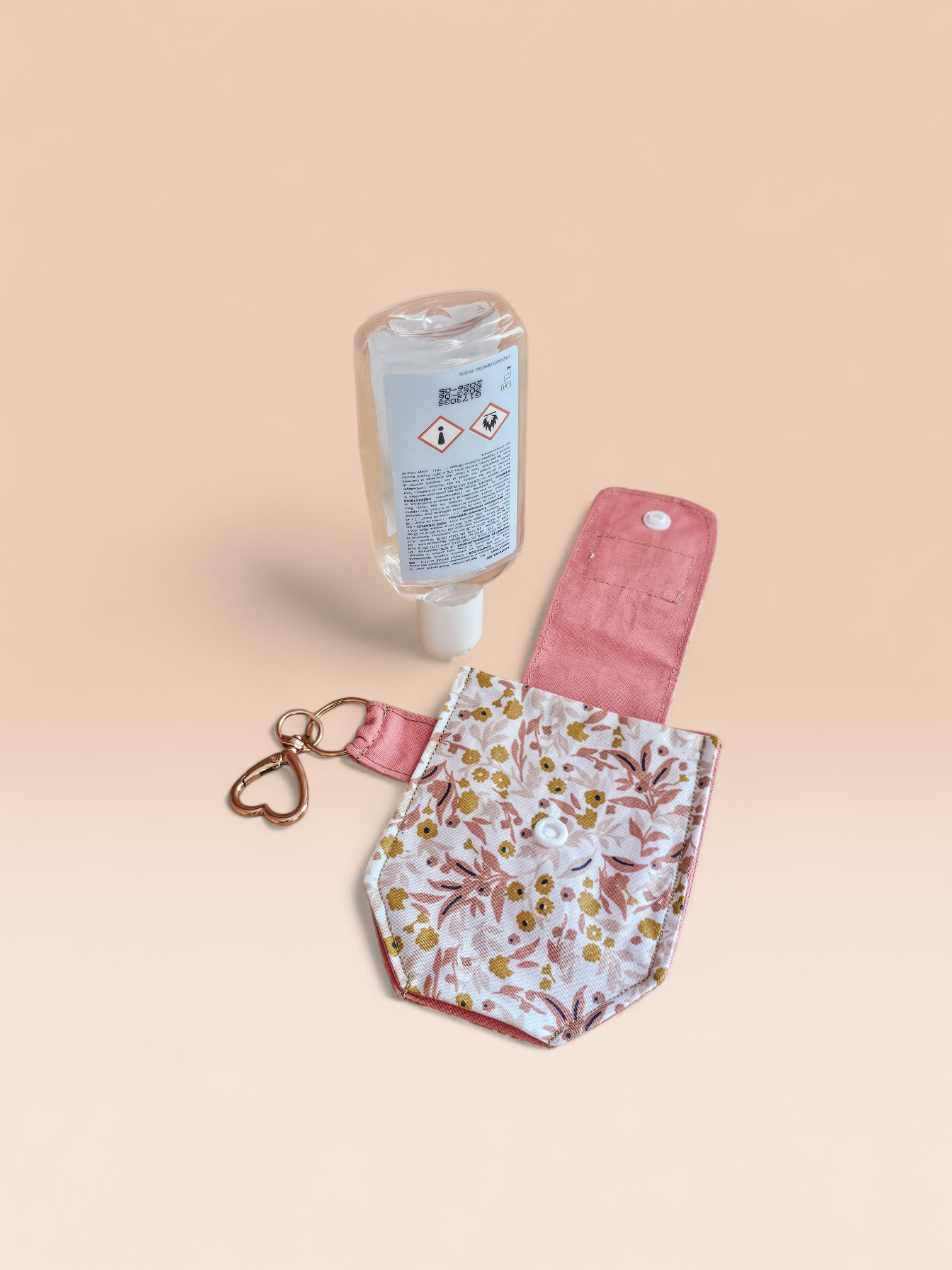 Étui flacon gel hydroalcoolique avec mousqueton – pratique, lavable & fait main - Mon Fil à Passion