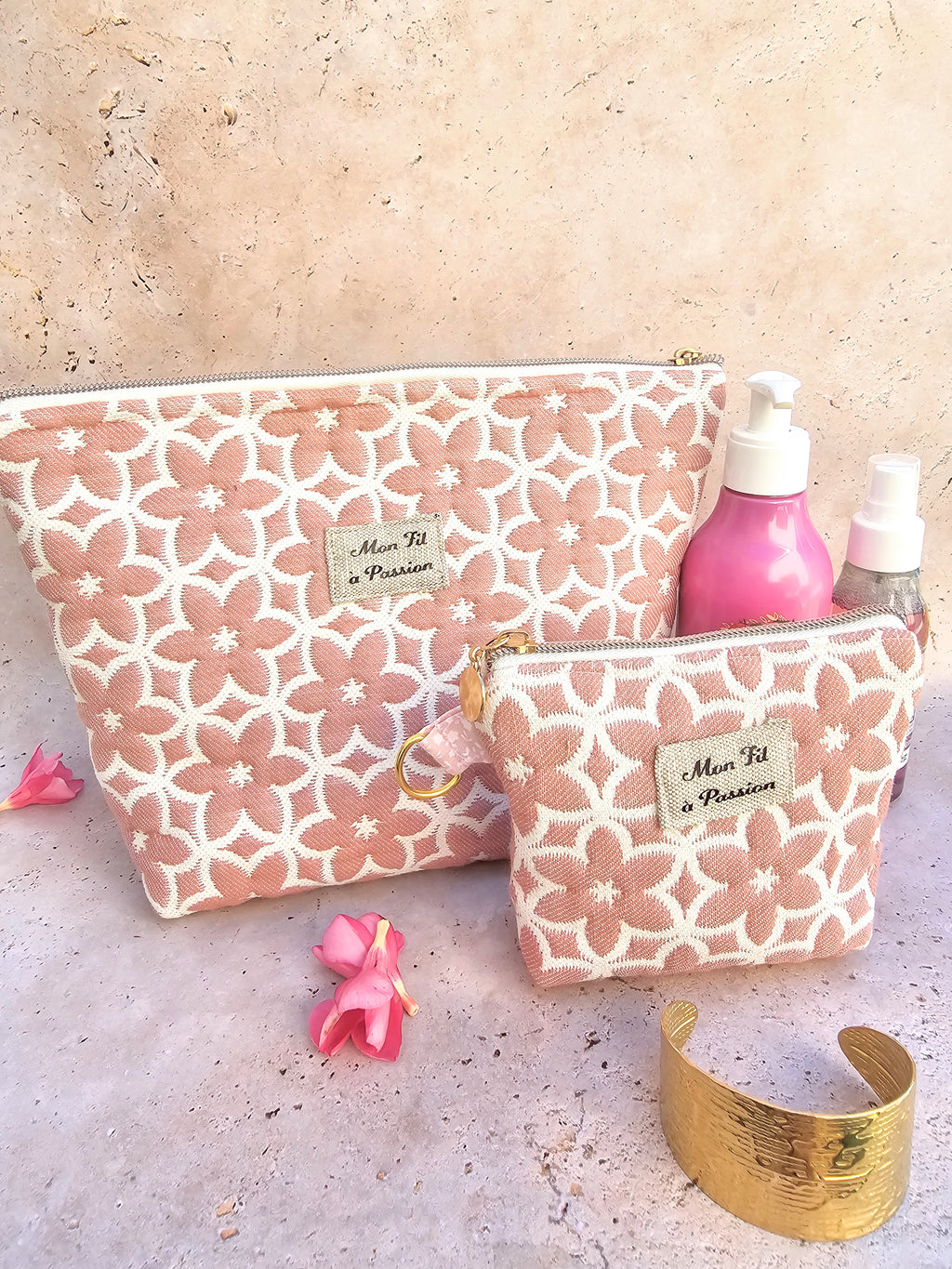 Trousse de toilette L'Astucieuse en jacquard fleurs roses et blanches modèle hippie, transformable en panière, Mon Fil à Passion
