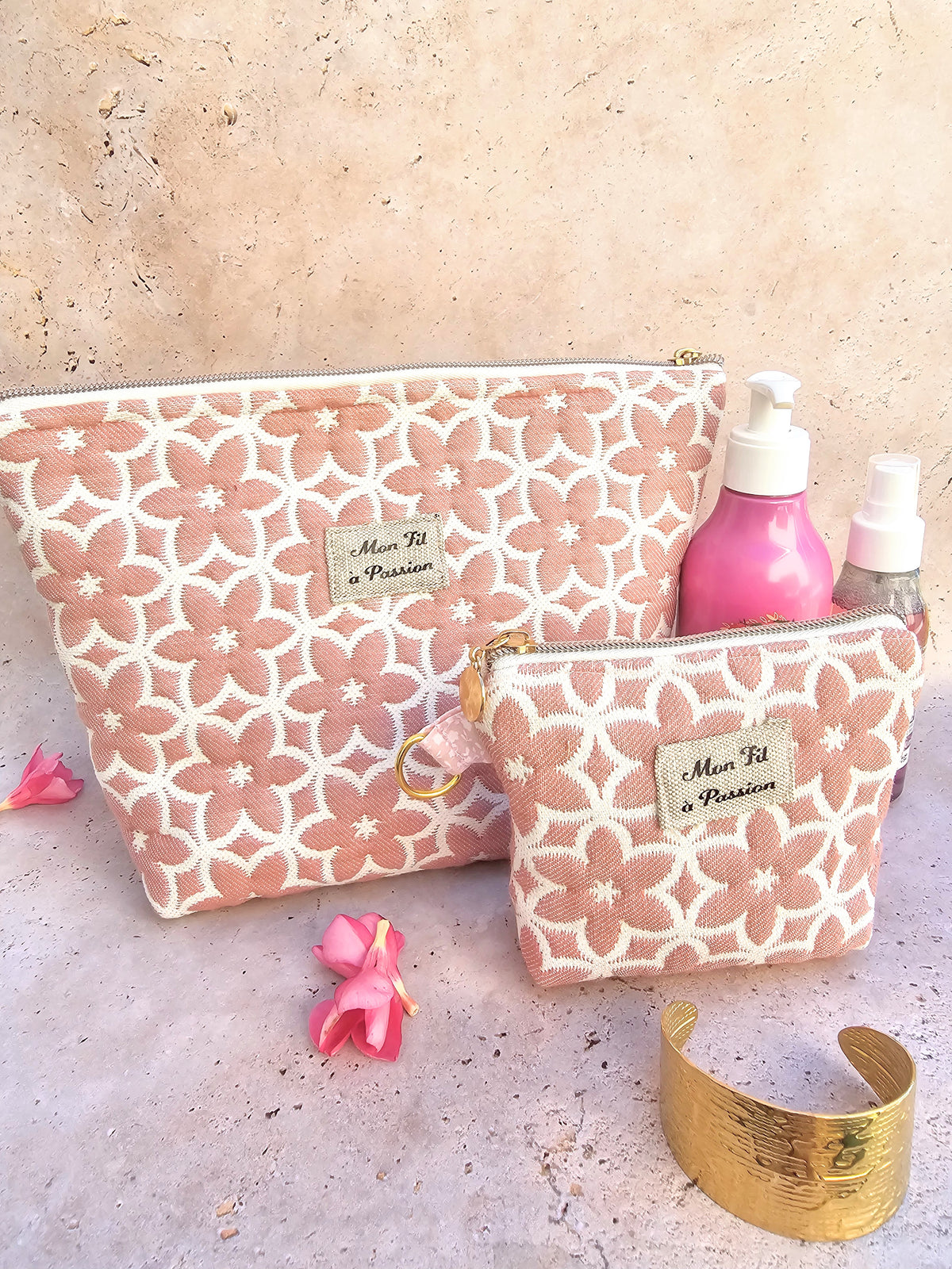 Trousse de toilette L'Astucieuse en jacquard fleurs roses et blanches modèle hippie, transformable en panière, Mon Fil à Passion