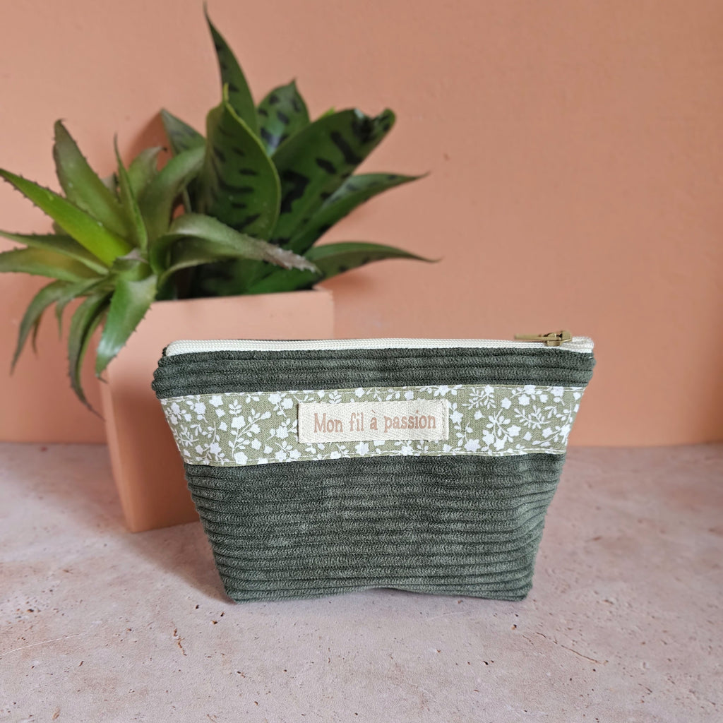 Porte monnaie en velours kakie et coton liberty vert et blanc création artisanale de Mon Fil à Passion 