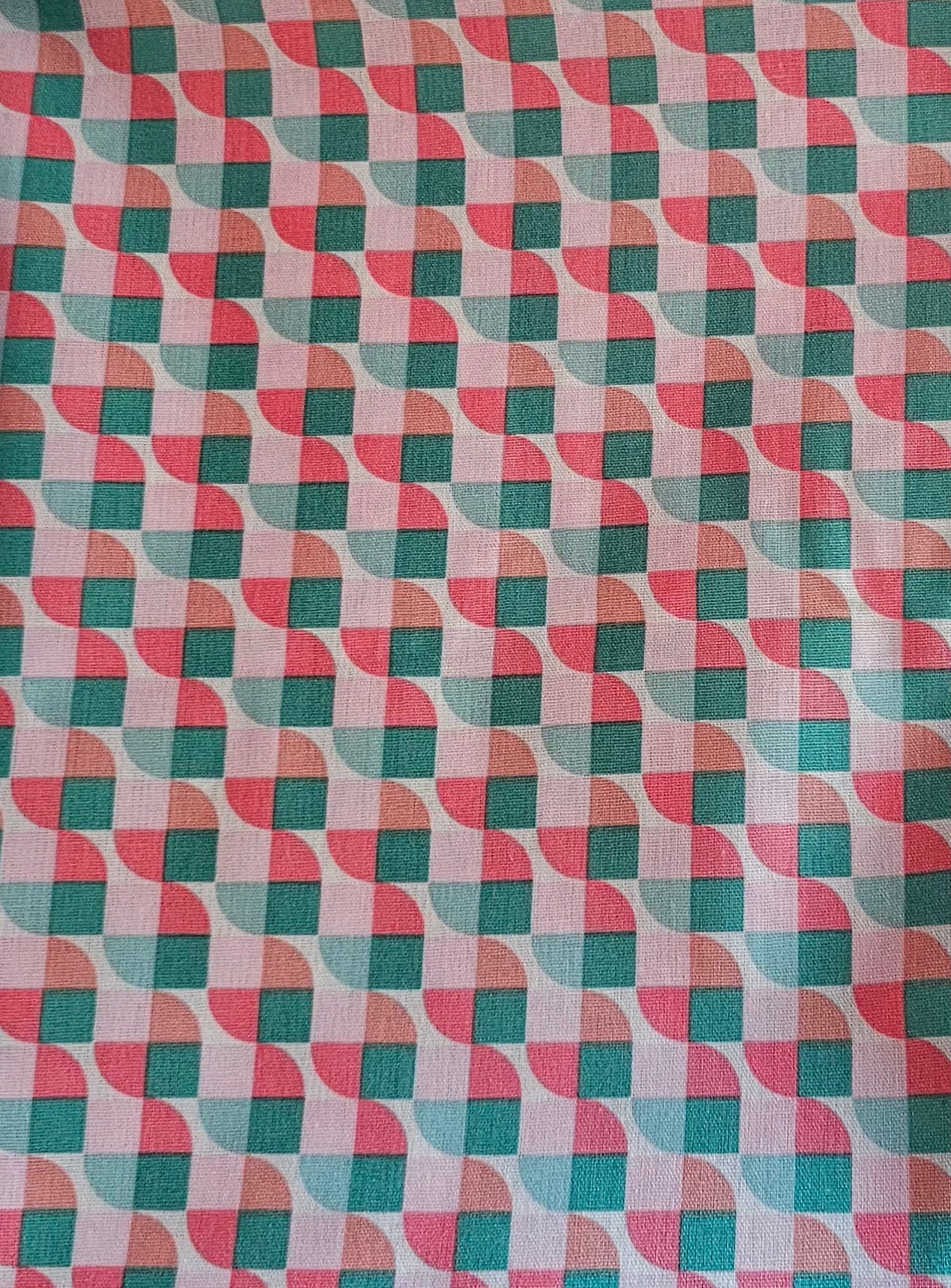 100% coton forma géométrique de couleur rose et bleu turquoise sur fond blanc