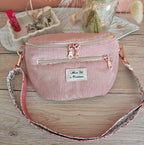 Sac banane fait main en velours rose format compact comporte une poche zippée sur le devant
