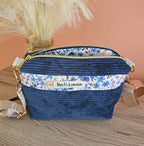 Sac bandoulière pour porter son TENS avec discrétion et liberté des mouvements. Moins de gêne des câbles de l'appareil d'éléctroneurostimulation. Sac en velours côtelé couleur bleu denim et motif fleuris 