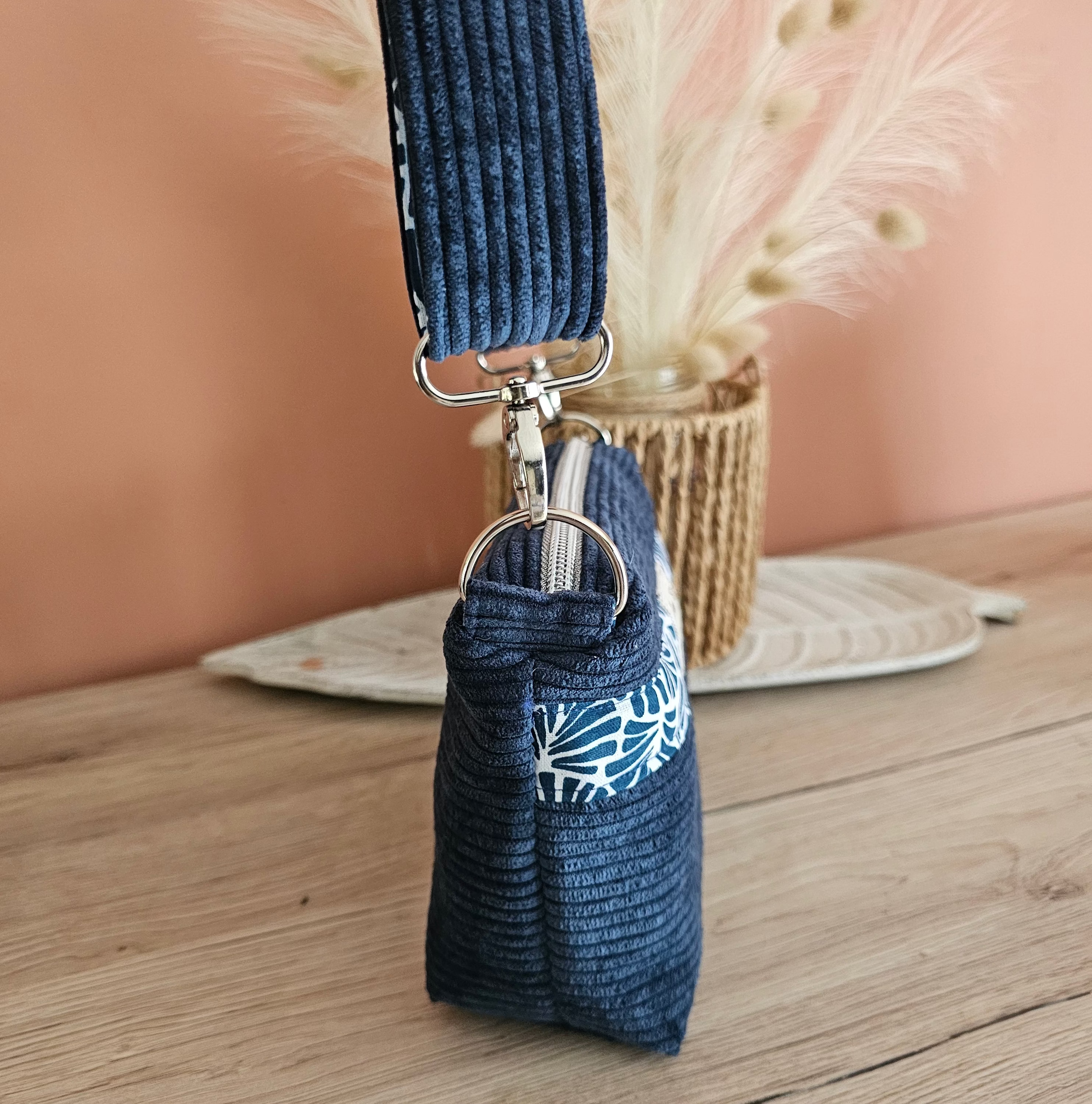 Sac crossbody zoom sur l'anneau et le mousqueton de la bandoulière 