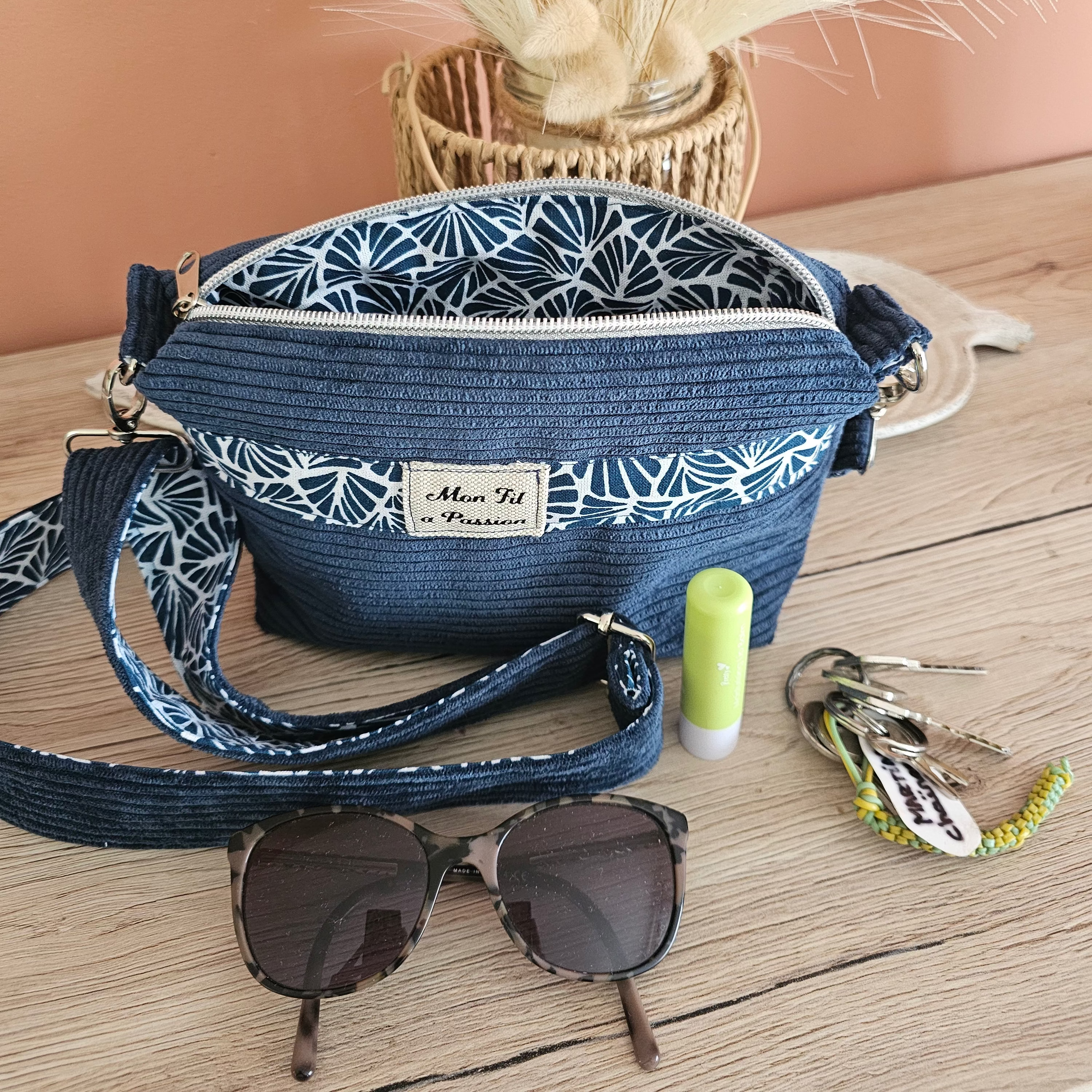 Petit sac bandoulière en velours cousu main, format compact avec poche intérieure zippée