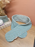 Bandeau de soin du visage en éponge de bambou vert d'eau et coton oeko tex aux motifs éventails japonais vert d'eau. Le bandeau se fixe à l'aide d'un scratch/velcro. Accessoire pour routine beauté fait main