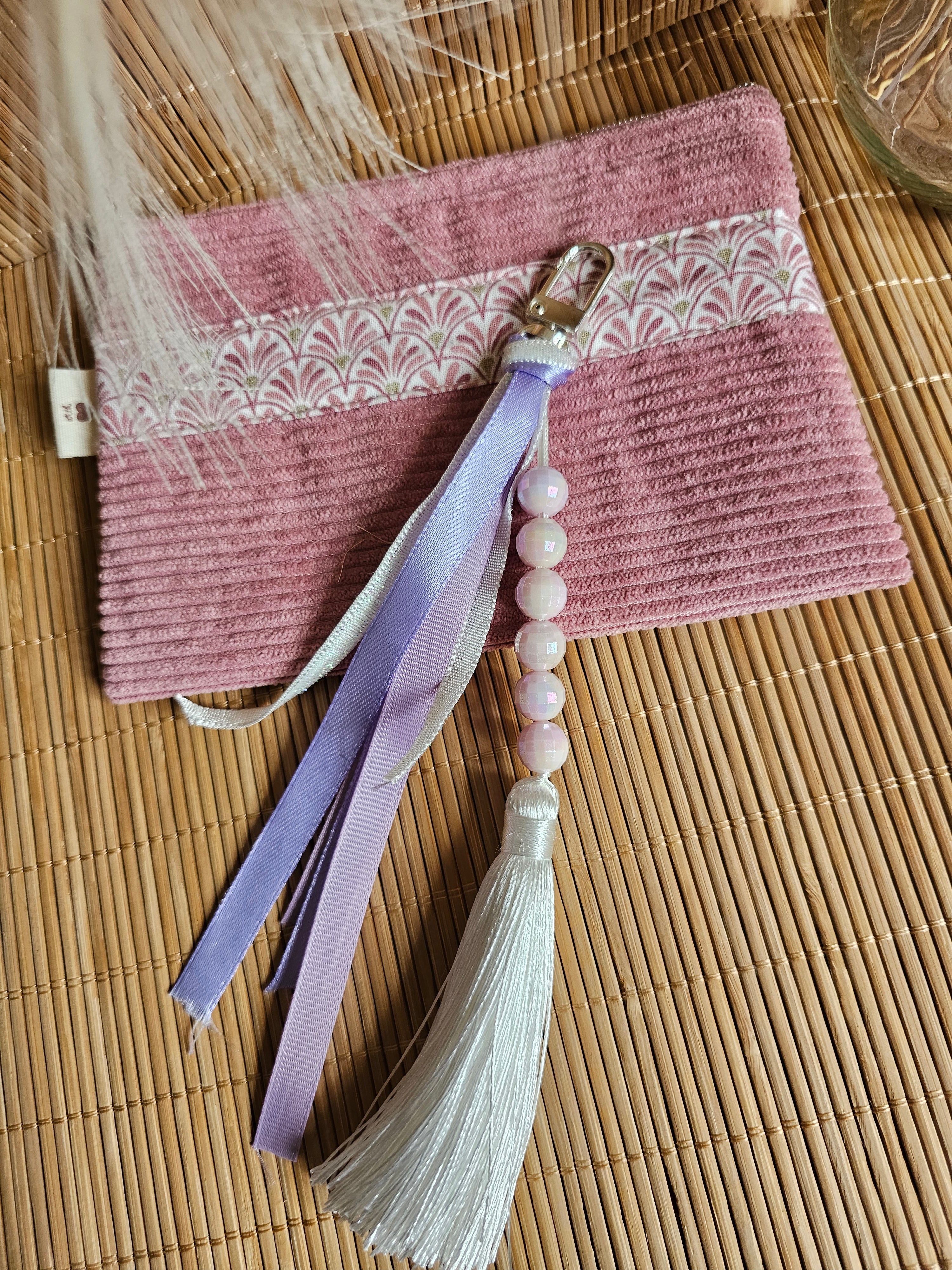 Porte-clé grigri artisanal : Bijou de sac avec perles et rubans - création fait Main et pièce unique