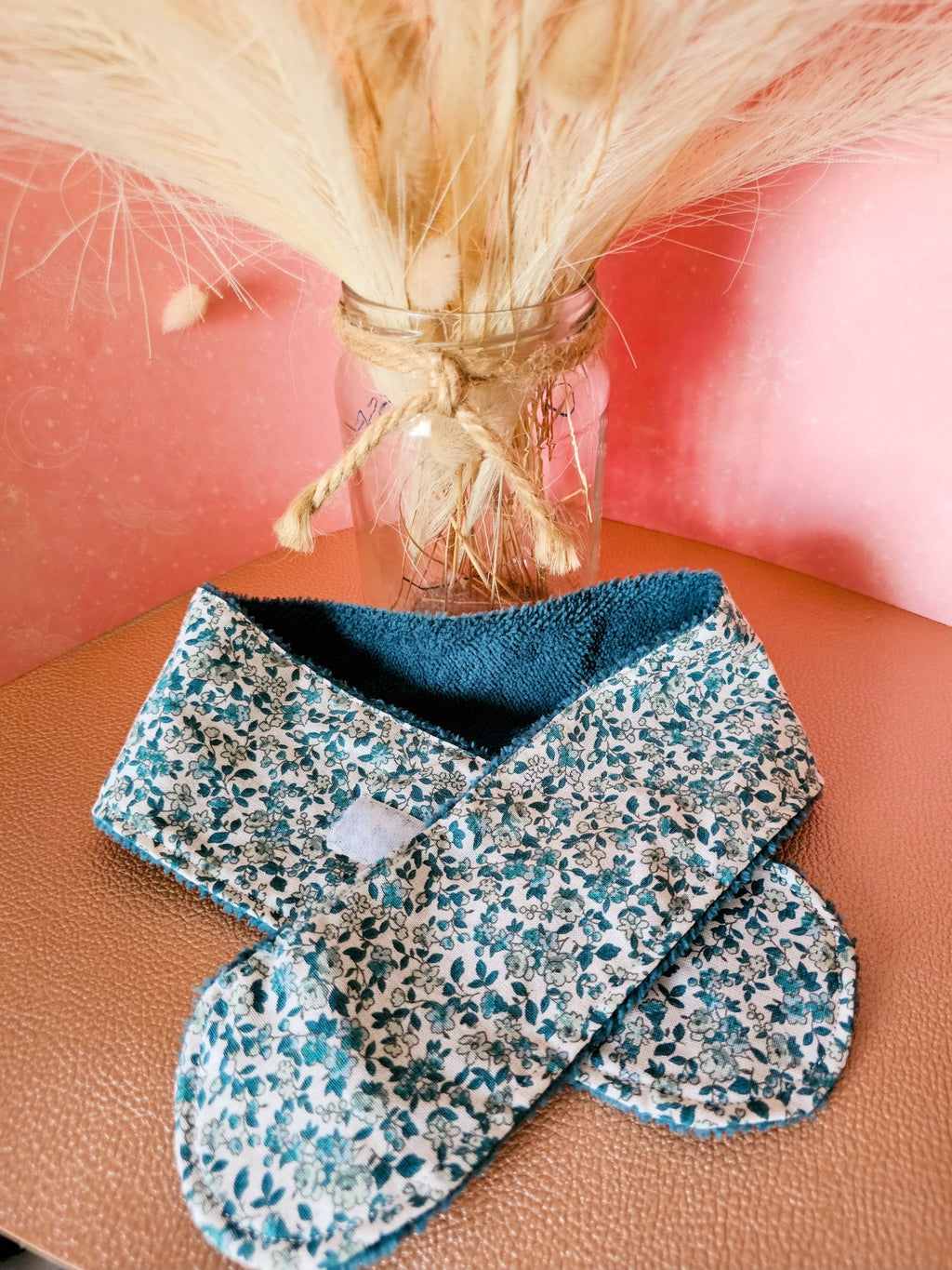 Bandeau de soin du visage en éponge de bambou vert emeraude et coton oeko tex aux motifs liberty dans les tons vert. Le bandeau se fixe à l'aide d'un scratch/velcro. Accessoire pour routine beauté fait main