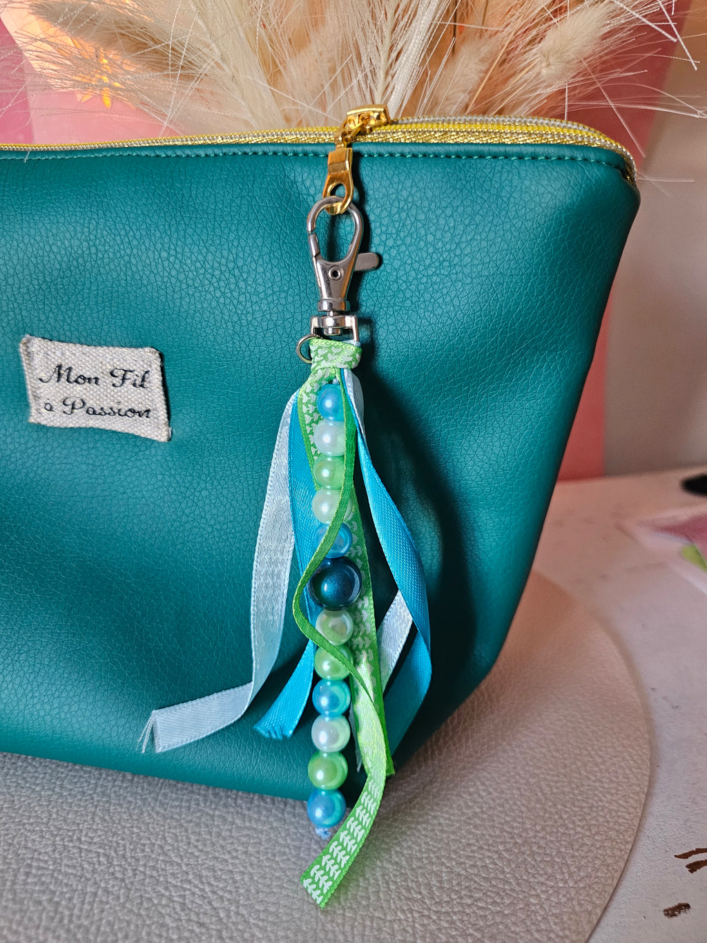 Porte-clé grigri en perles & ruban — bijou de sac fait main | Mon Fil à Passion