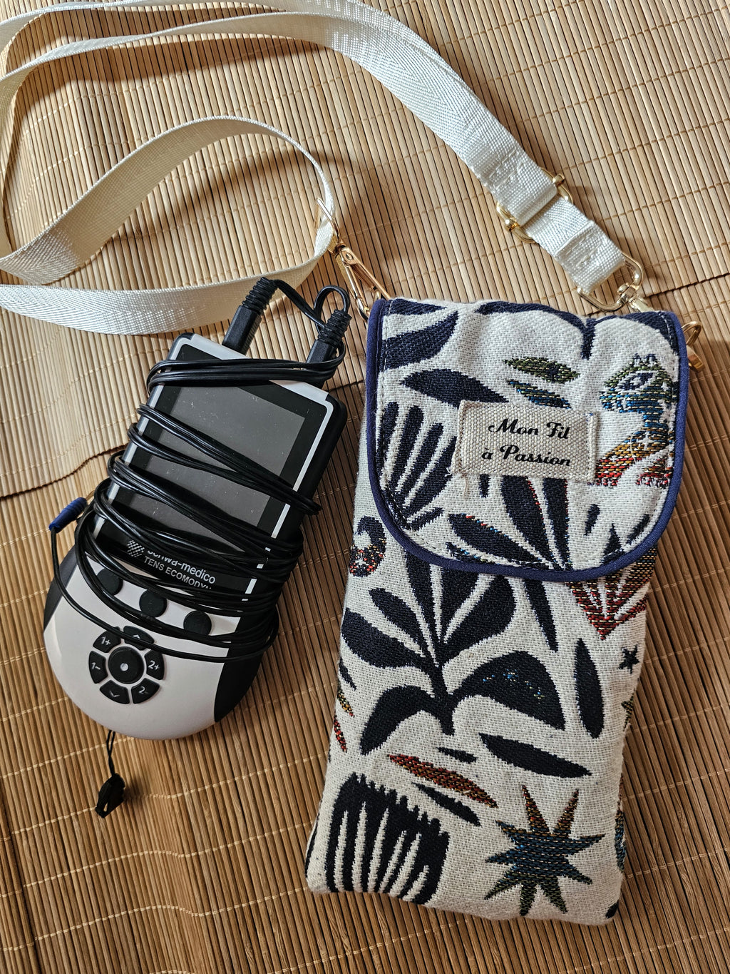 Pochette fait main pour ranger et transporter son appareil médical. Un rabat pour securiser le TENS et laisser passer les fils sans être gêné. Petit sac molletonné pour protéger des petits chocs et rayures