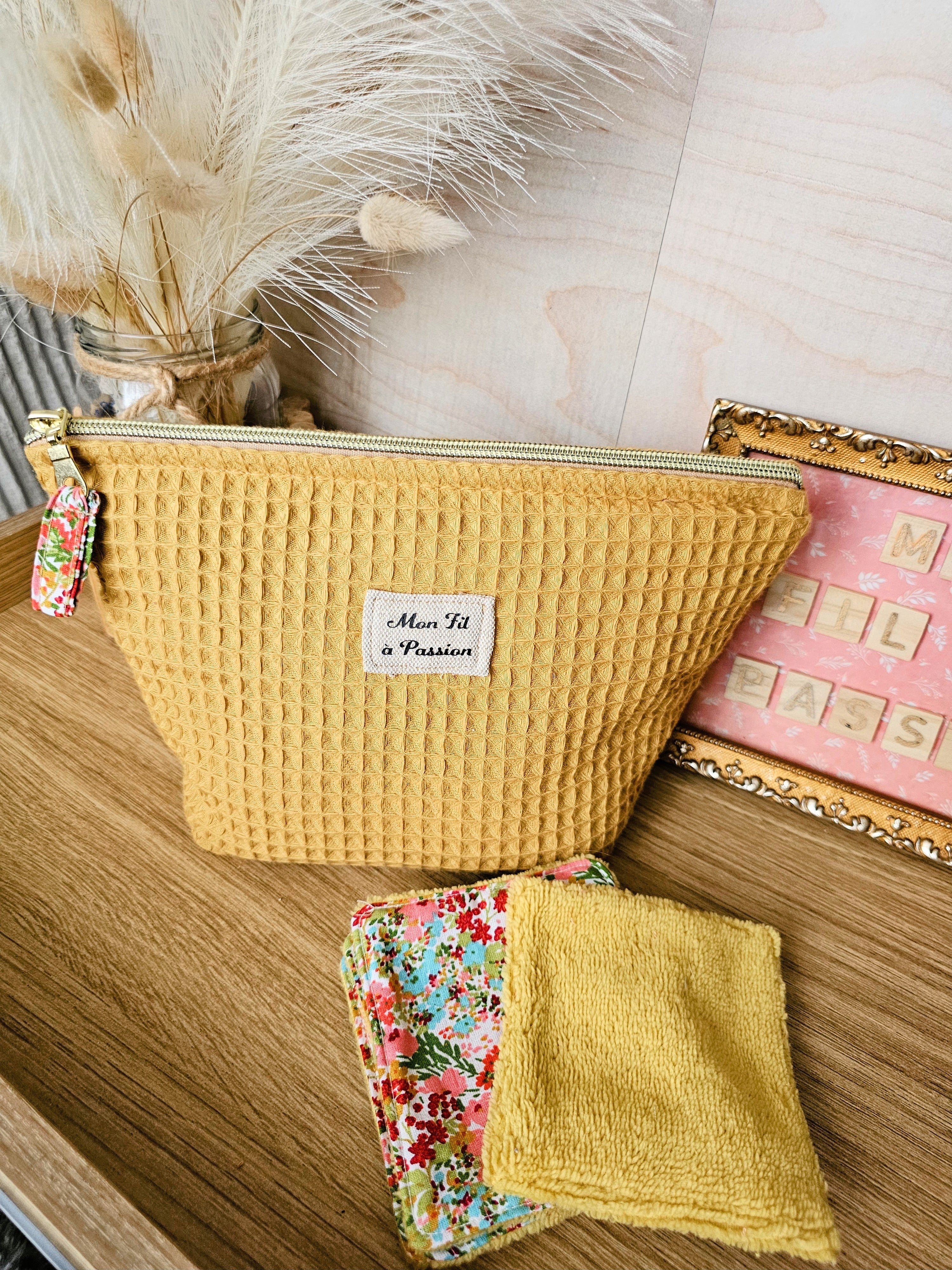 Coffret plaisir d'offrir avec trousse de toilette+ 5 lingettes idée cadeau artisanale