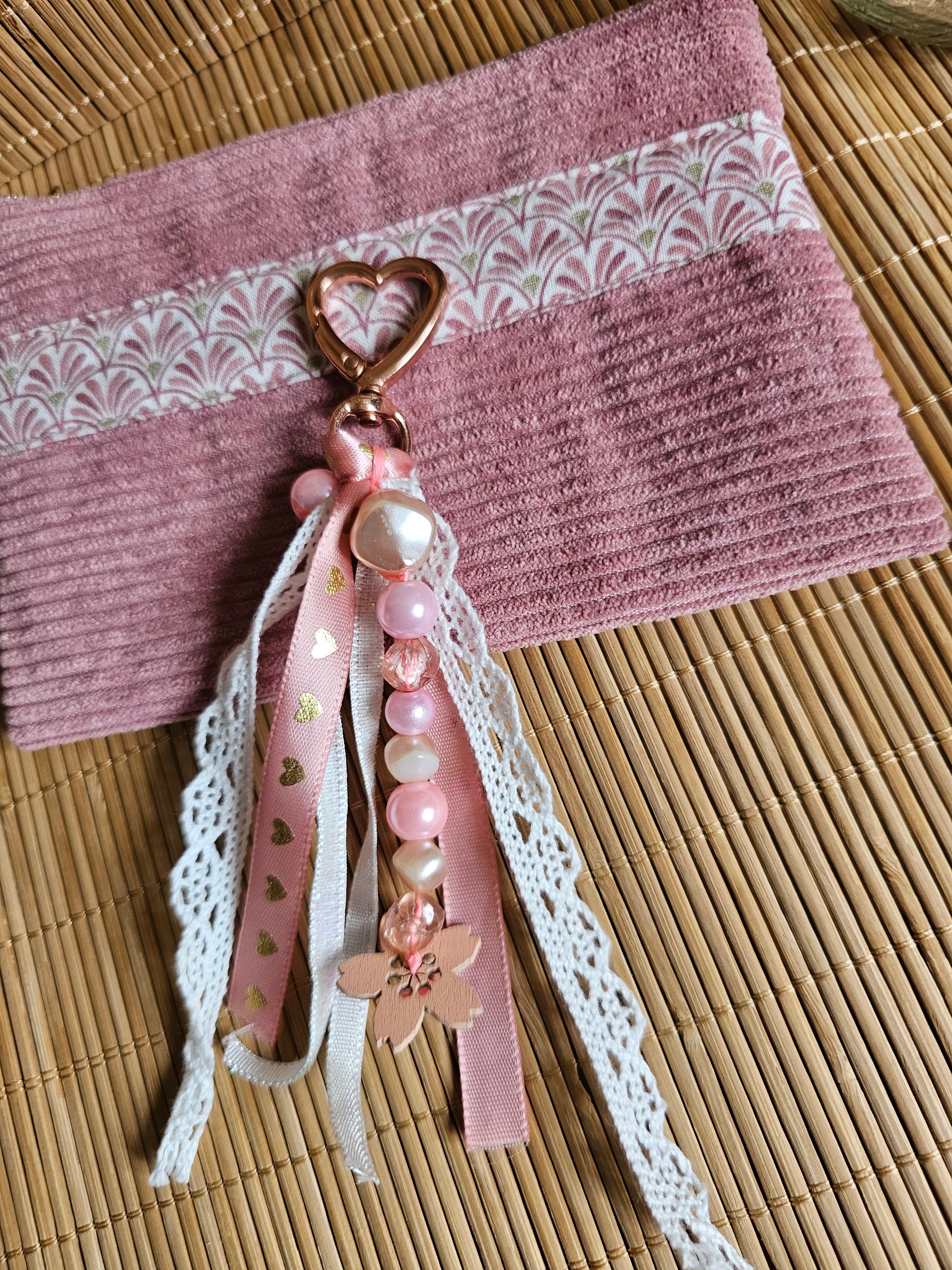Porte-clé grigri artisanal : Bijou de sac avec perles et rubans - création fait Main et pièce unique