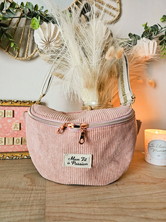 Sac banane fait main en velours rose et coton liberty dans les tons rose et marron. Une fermeture éclair avec 2 curseurs