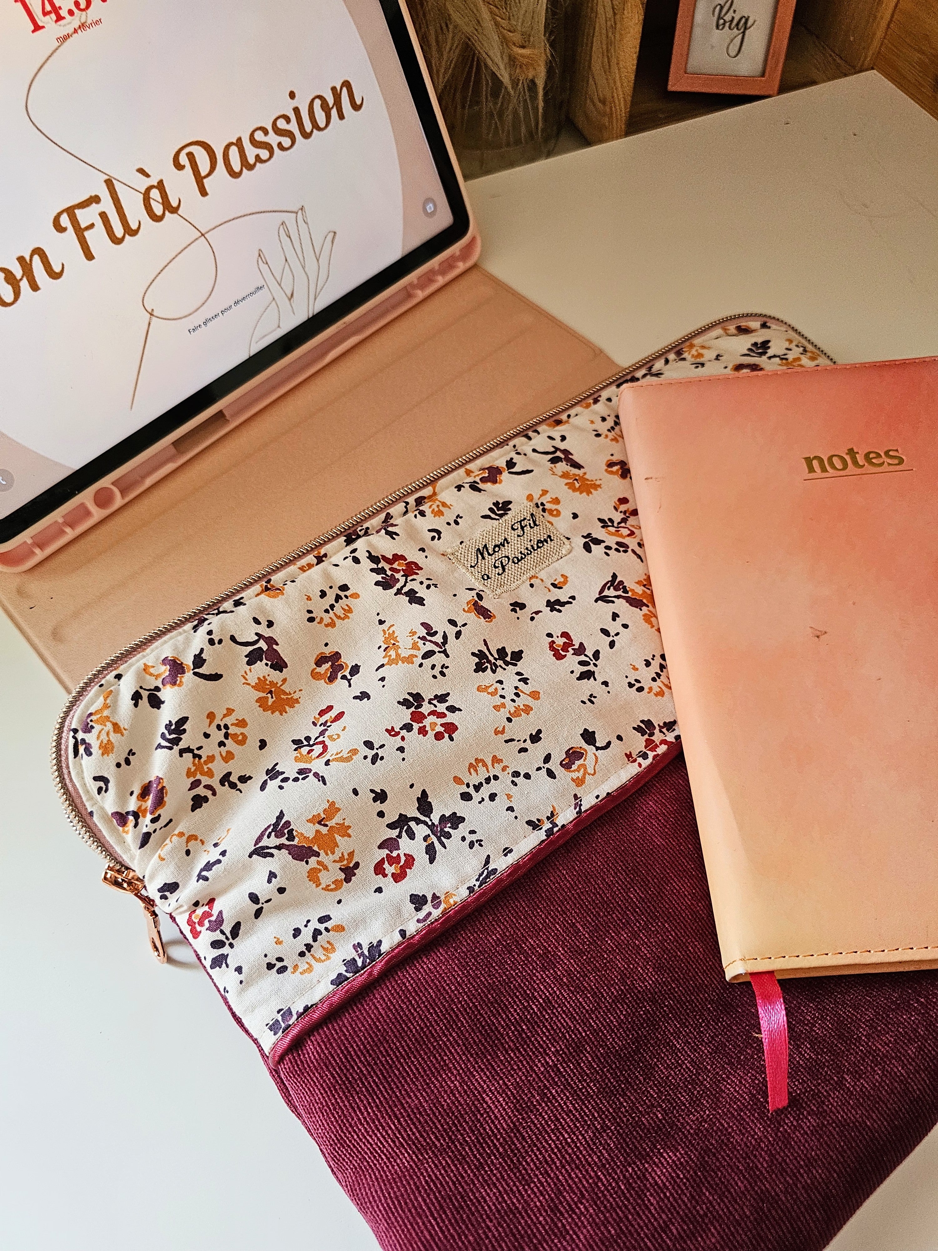 Housse de tablette ou iPad posé sur un bureau avec le nécessaire pour le travail. Housse en velours bordeau et coton imprimé petites fleurs 