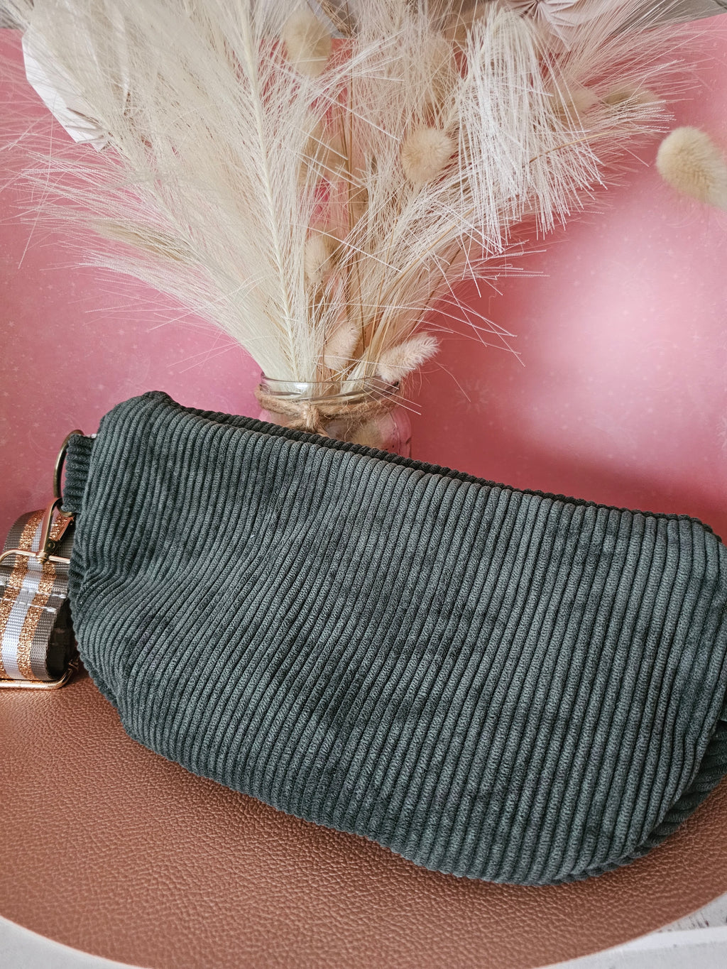 Sac banane artisanal en velours et coton, une poche zippée