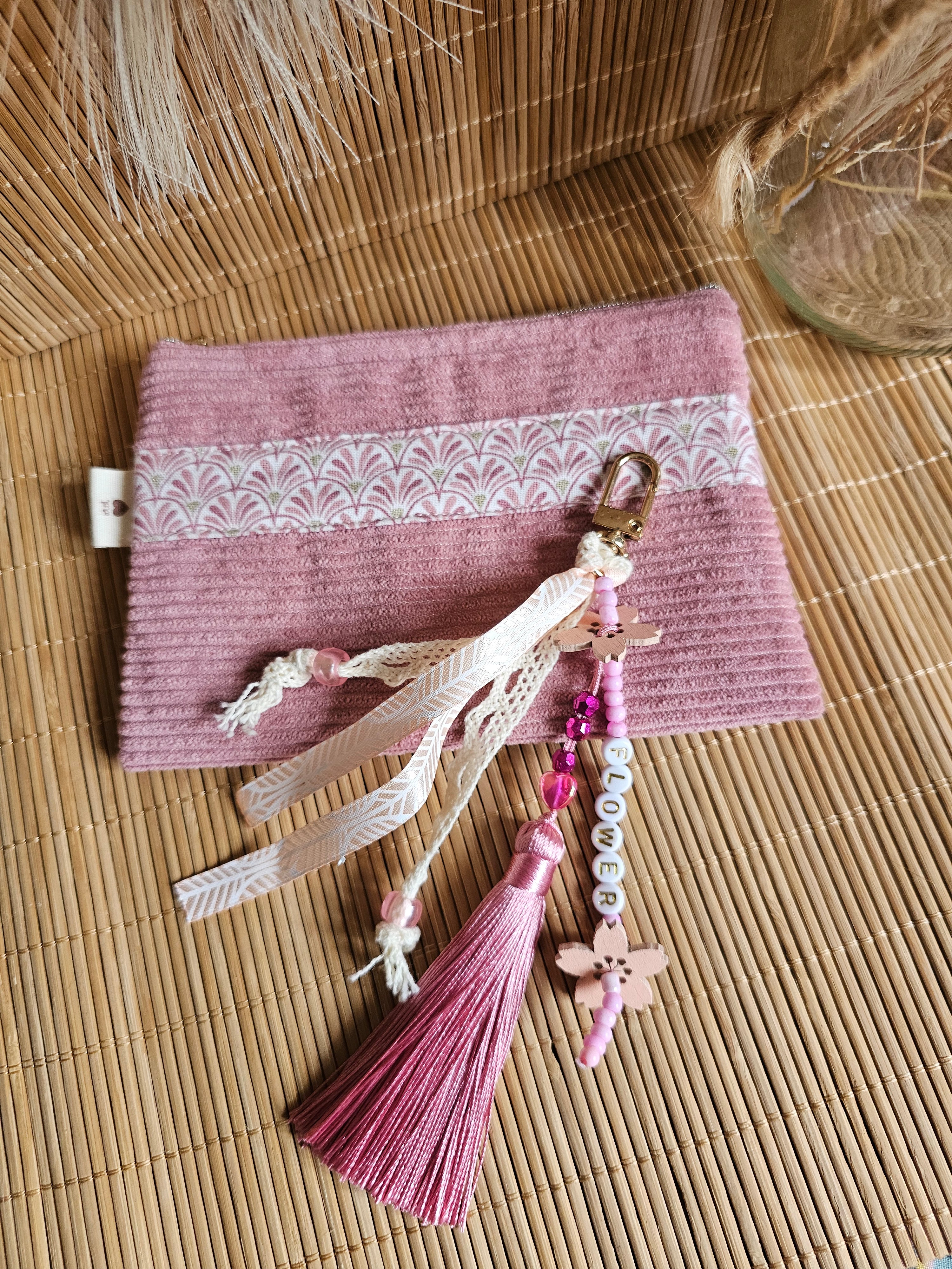 Porte-clé grigri artisanal : Bijou de sac avec perles et rubans - création fait Main et pièce unique