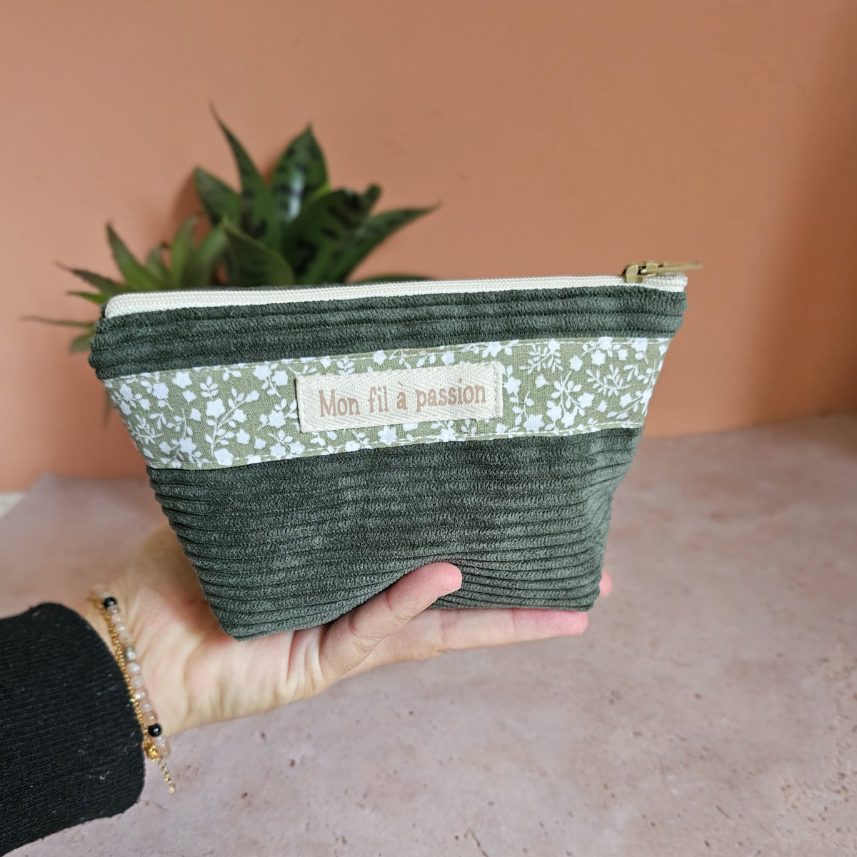 Pochette petit format tenue dans le creux de la main par la créatrice 