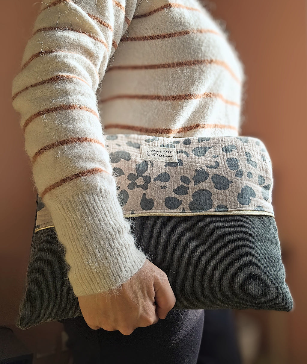 Housse pour tablette ou iPad en velours kaki et gaze de coton aux motifs floral porté à la main.