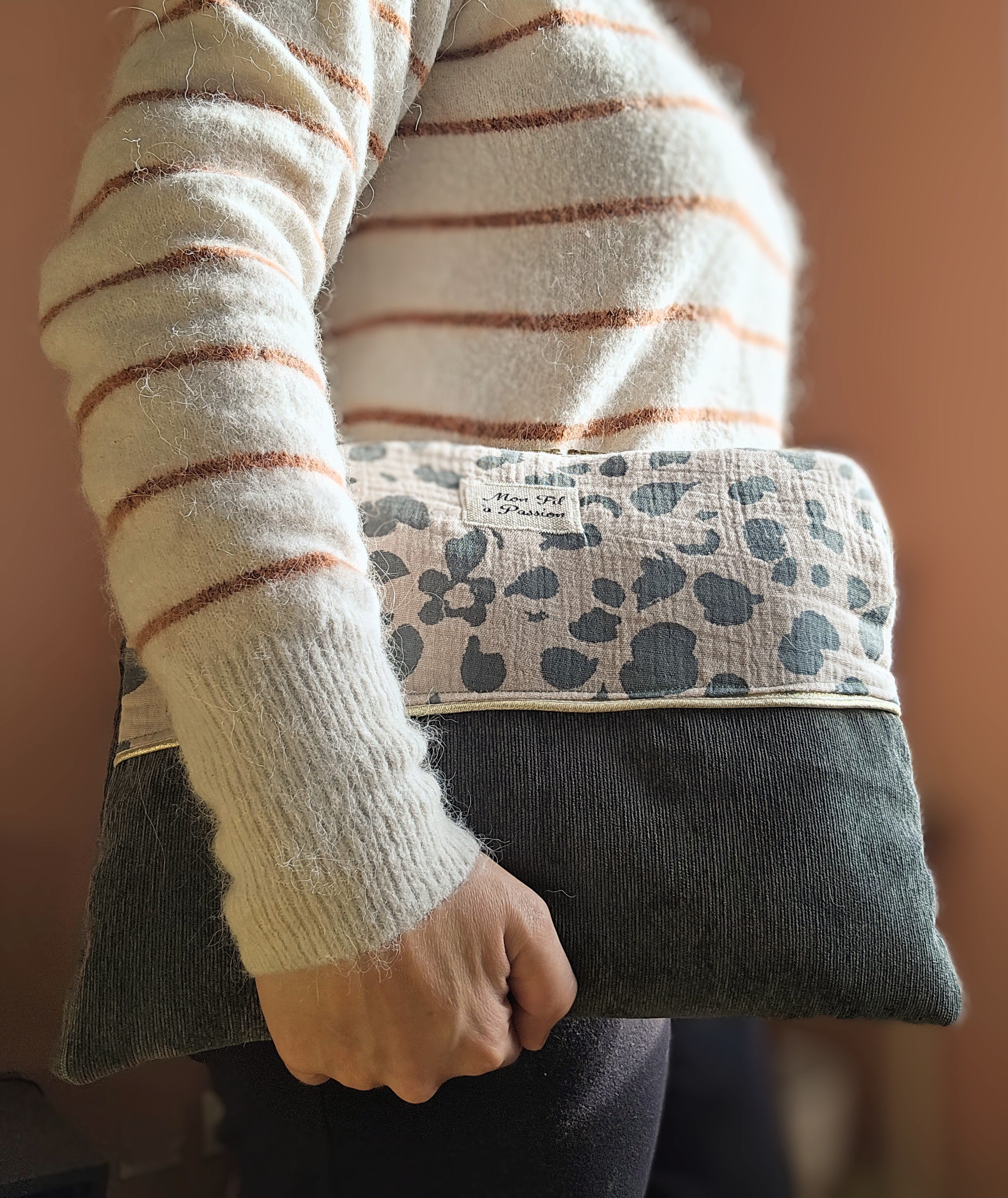 Housse pour tablette ou iPad en velours kaki et gaze de coton aux motifs floral porté à la main.