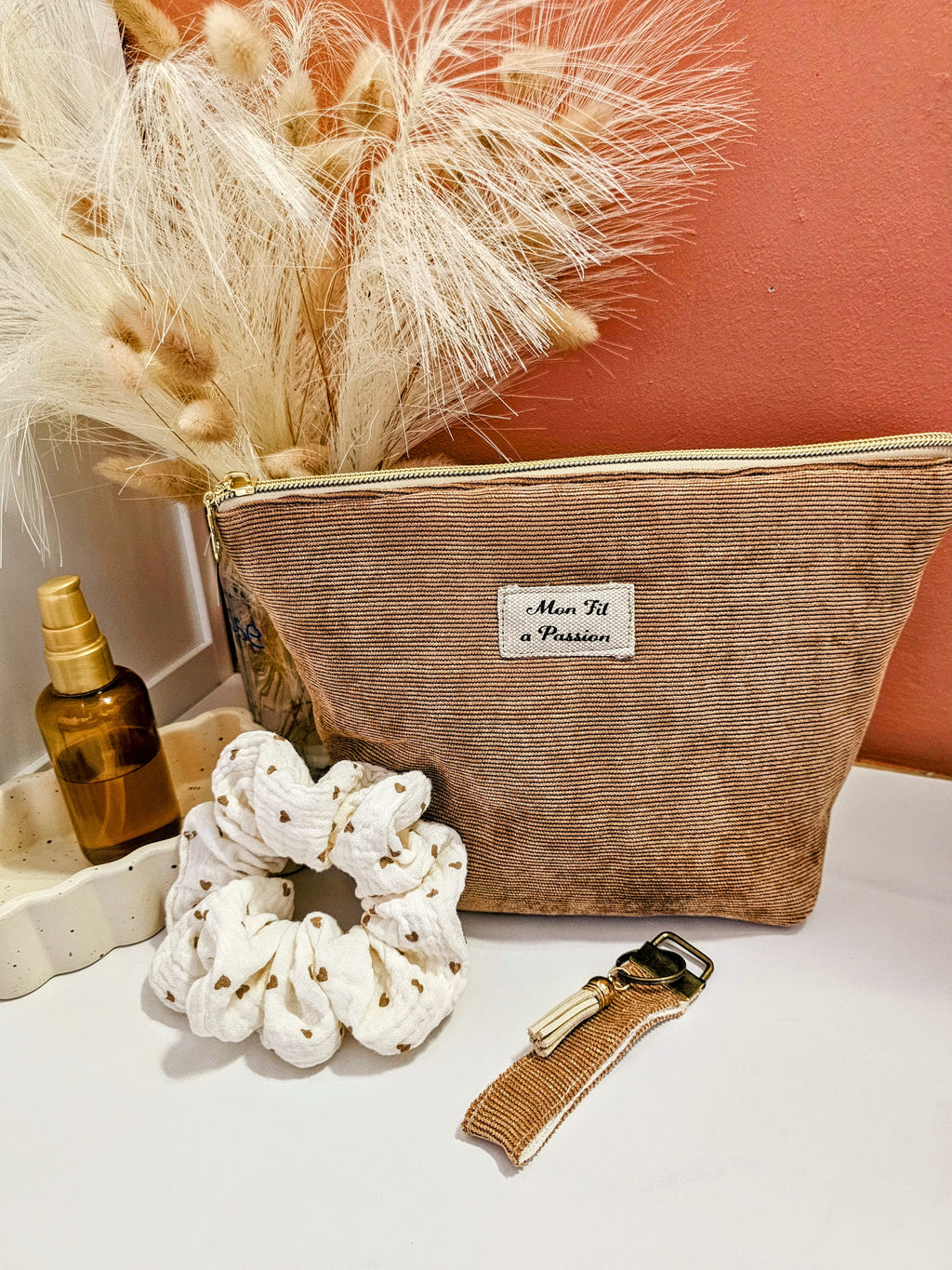 Pochette astucieuse artisanale en velours camel et doré, doublure en gaze de coton beige à petit coeur marron. Création Mon Fil à Passion idéale pour le bureau et les voyages