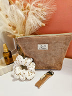 Pochette astucieuse artisanale en velours camel et doré, doublure en gaze de coton beige à petit coeur marron. Création Mon Fil à Passion idéale pour le bureau et les voyages