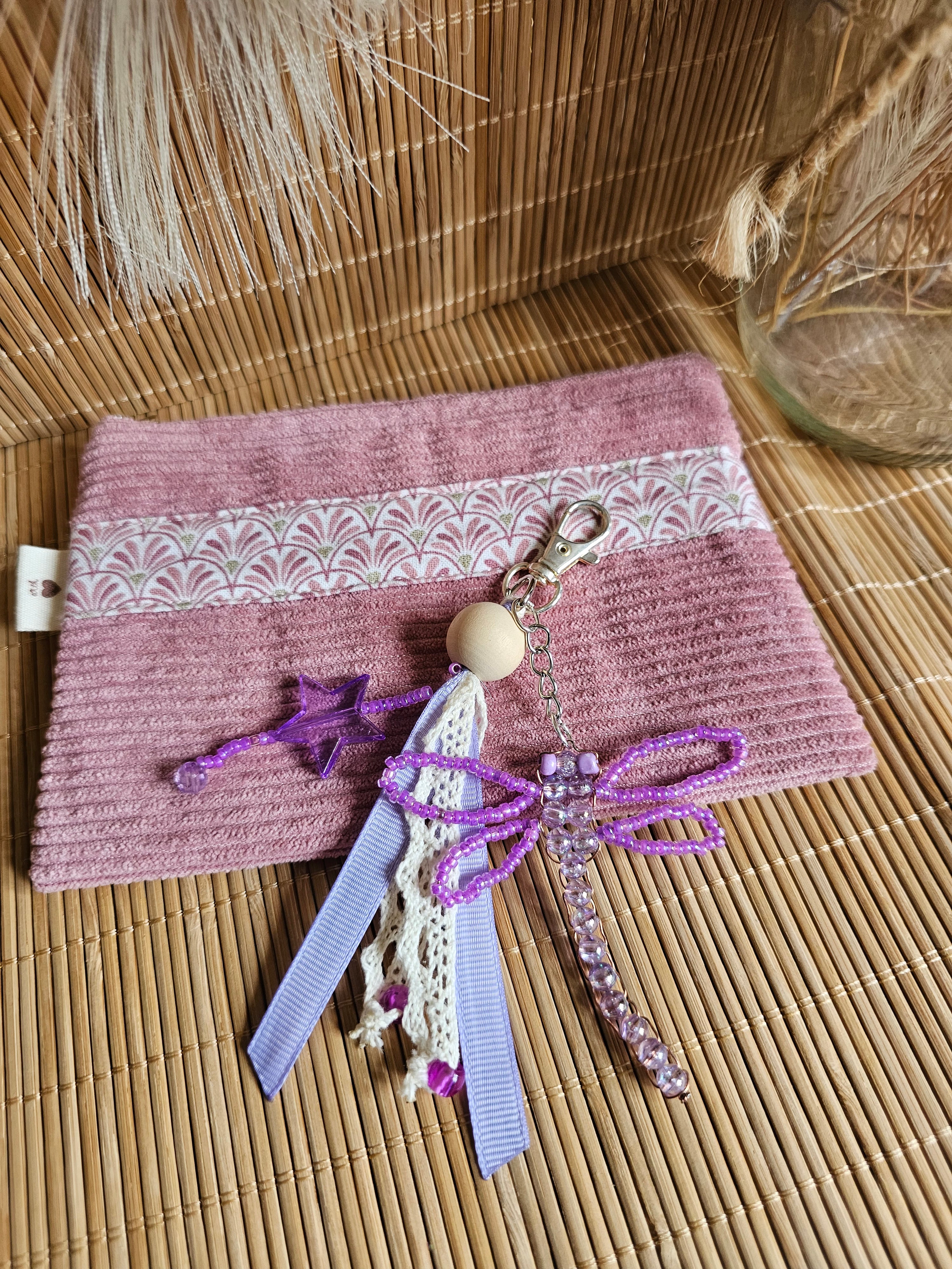 Porte-clé grigri artisanal : Bijou de sac avec perles et rubans - création fait Main et pièce unique