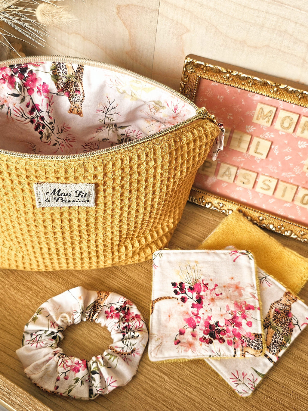 Coffret Évasion, pochette et accessoires assorties.