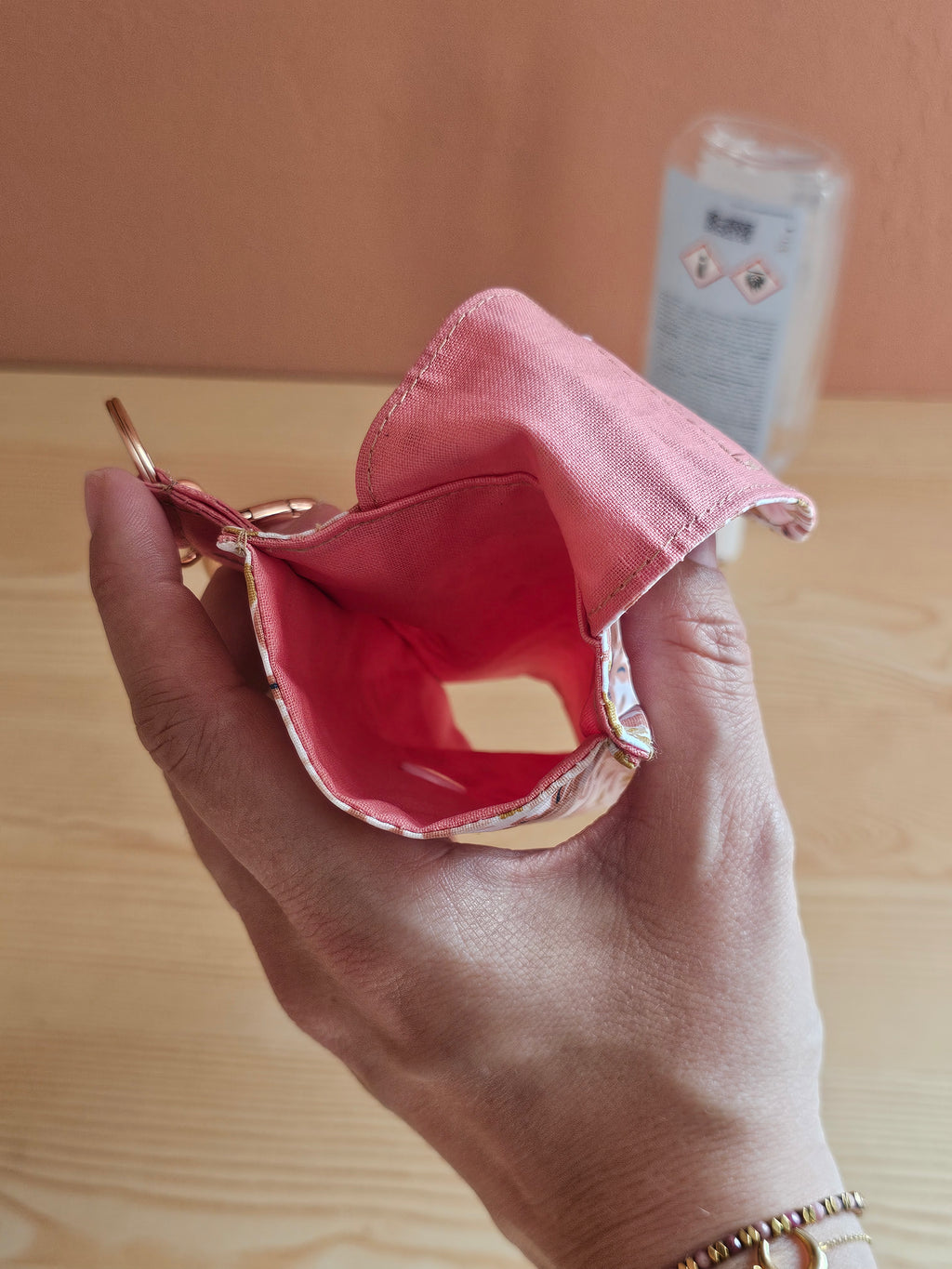 Étui flacon gel hydroalcoolique avec mousqueton – pratique, lavable & fait main - Mon Fil à Passion