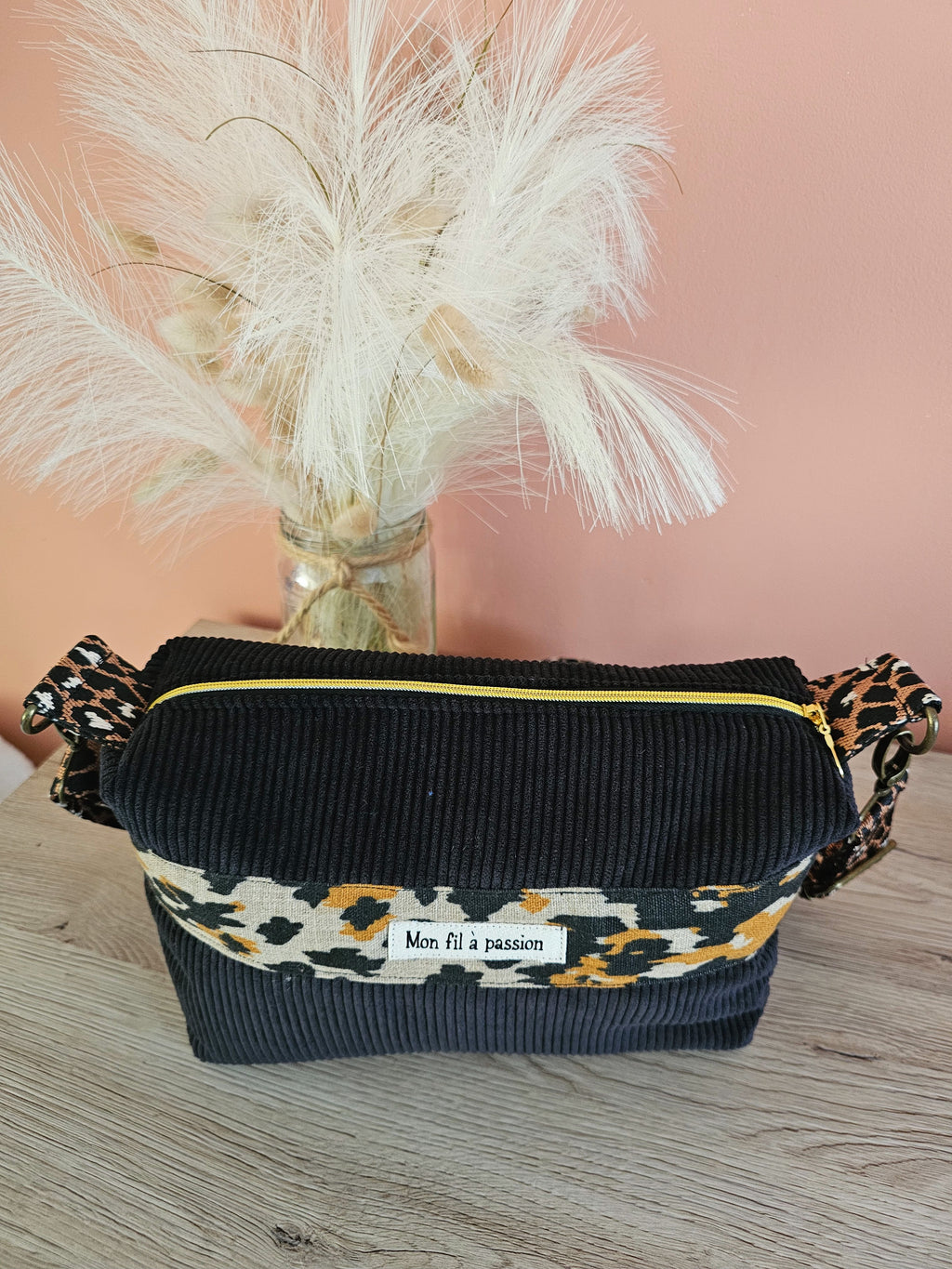 Sac bandoulière avec poche intérieure zippée compact et léger. Sangle réglable et amovible.