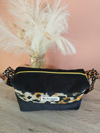 Sac bandoulière avec poche intérieure zippée compact et léger. Sangle réglable et amovible.