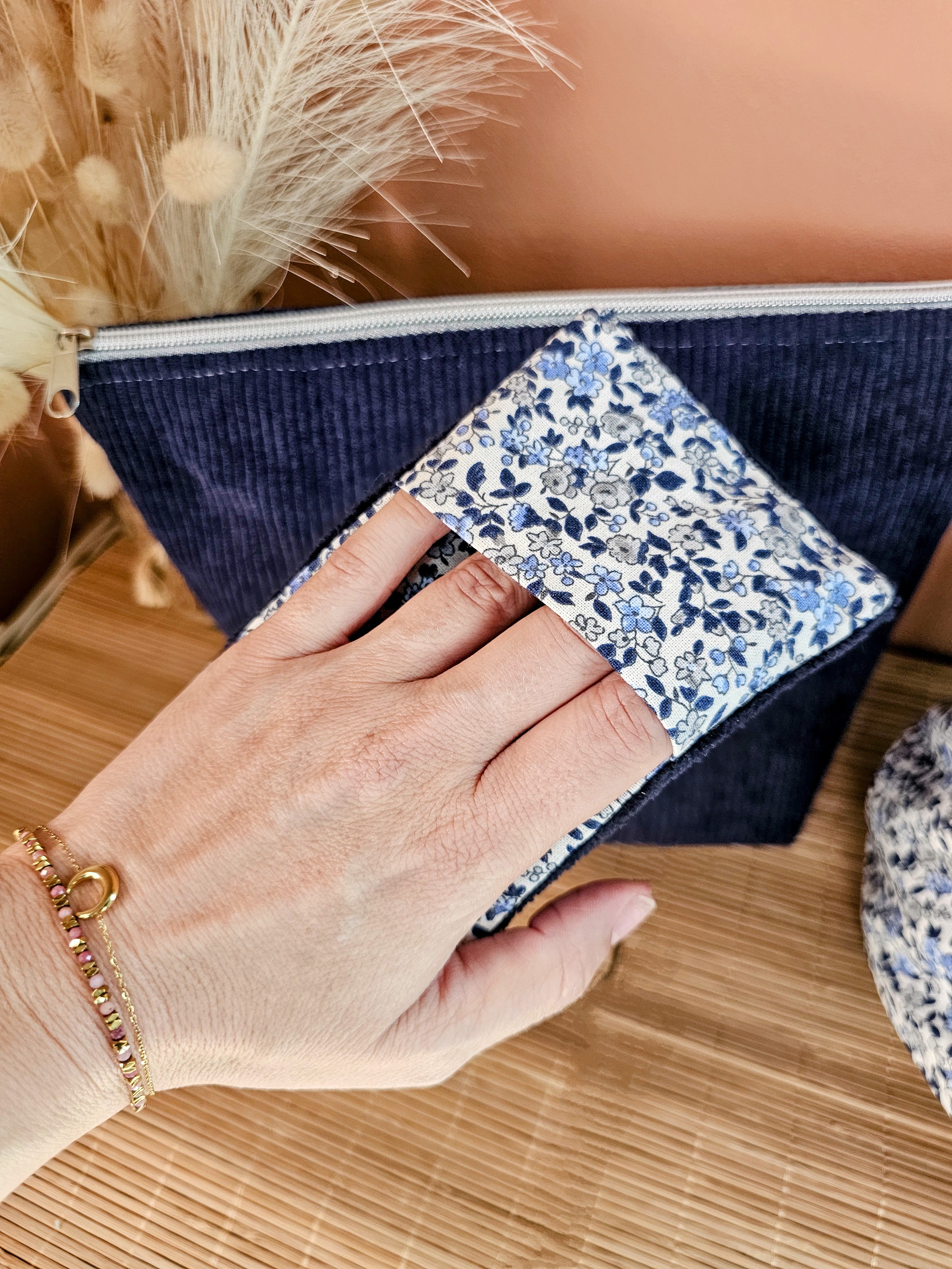 Mini-gant visage en éponge de bambou pour démaquillage doux — couleur bleu nuit et liberty bleu et blanc. zéro déchet Mon Fil à Passion