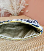 Pochette isotherme avec un gros plan sur l'intérieur en coton enduit doré pour faciliter le nettoyage. Cette trousse est de petit format pour accueillir médicaments crèmes solaires ou gouter 