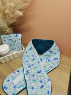 Bandeau de soin du visage en éponge de bambou vert émeraude et coton oeko tex aux motifs nénuphars bleu canard et vert d'eau. Le bandeau se fixe à l'aide d'un scratch/velcro. Accessoire pour routine beauté fait main