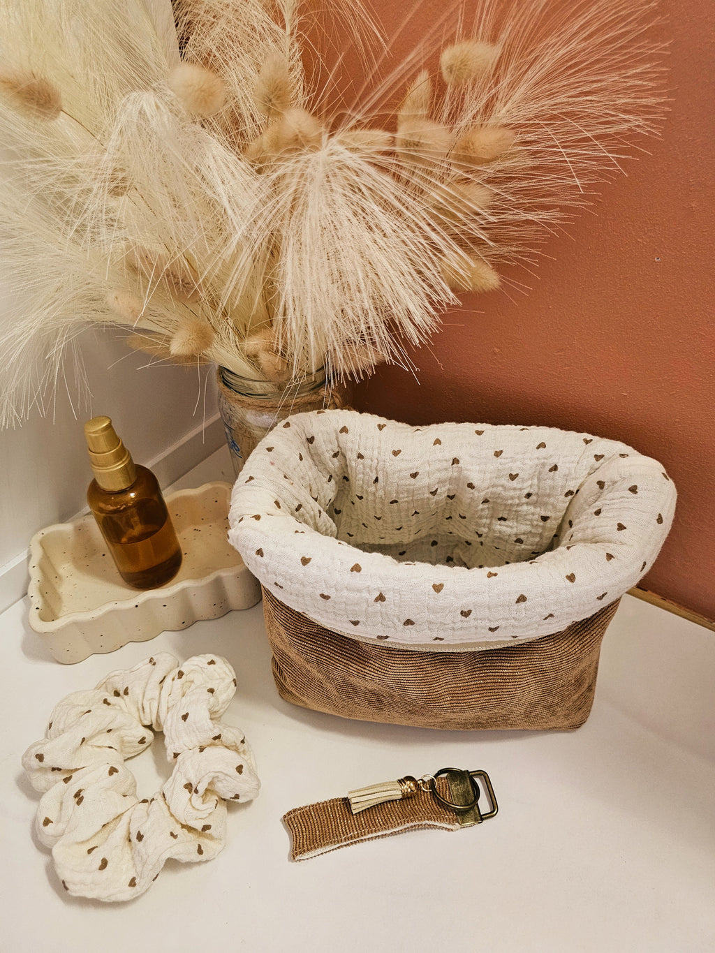 Pochette 2-en-1 en velours côtelé marron clair et doré  intérieure gaze de coton beige à petit coeur marron. Ici en version panière de rangement. Accessoire artisanal Mon Fil à Passion idéal pour le bureau, le voyage ou comme trousse de toilette.